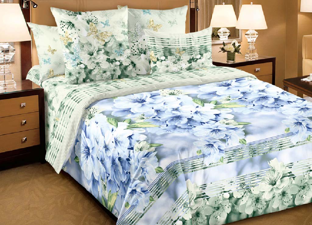 Комплект белья Primavera Утро, семейный, наволочки 70x70, цвет: белыйCA-3505 Комплект белья Primavera Утро, семейный, наволочки 70x70, цвет: белыйCA-3505Наволочки с декоративным кантом особенно подойдут, если вы предпочитаете класть подушки поверх покрывала. Кайма шириной 5-10см с трех или четырех сторон делает подушки визуально более объемными, смотрятся они очень аккуратно, даже парадно. Еще такие наволочки называют оксфордскими или наволочками «с ушками».Сатин – прочная и плотная ткань с диагональным переплетением нитей. Хлопковый сатин по мягкости и гладкости уступает атласу, зато не будет соскальзывать с кровати. Сатиновое постельное белье легко переносит стирку в горячей воде, не выцветает. Прослужит комплект из обычного сатина меньше, чем из сатина повышенной плотности, но дольше белья из любой другой хлопковой ткани. Сатин приятен на ощупь, под ним комфортно спать летом и зимой.Производство «Примавера» находится в Китае, что позволяет сократить расходы на доставку хлопка. Поэтому цены на это постельное белье более чем скромные и это не сказывается на качестве. Сатин очень гладкий, мягкий, но при этом, невероятно прочный. Он прослужит вам действительно долго и не полиняет. Для нанесения рисунков используют только безопасные для окружающей среды и здоровья человека красители.
