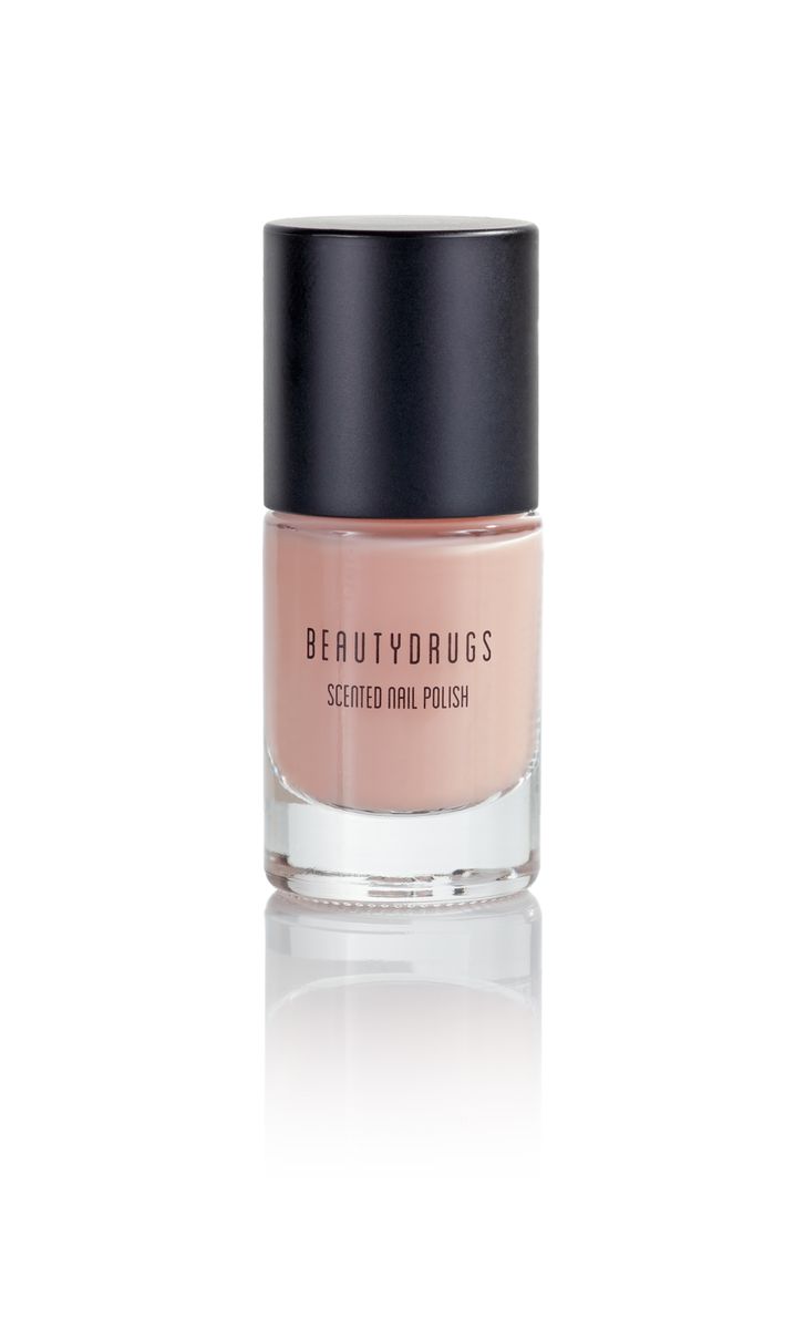 Beautydrugs Scented Nail Polish Лак для ногтей Vanilla, 10 мл45045 Beautydrugs Scented Nail Polish Лак для ногтей Vanilla, 10 мл45045Лаками для ногтей удивить непросто, но мы постарались. Во-первых, Beautydrugs Scented Nail Polish – это насыщенные цвета и глянцевый блеск. Во-вторых, у наших лаков удобная широкая кисточка, которая позволяет сделать маникюр в одно касание. В-третьих, покрытие стойкое: честно держится до 7 дней. А еще все лаки для ногтей Beautydrugs созданы по системе Big5Free. Это значит, что они не содержат пять наиболее опасных для ногтей и здоровья компонентов: толуол, формальдегид, дибутилфталат, формальдегидные смолы, камфору. Наконец, все шесть оттенков обладают цветочным или гурманским ароматом, в зависимости от оттенка. А значит, красить ногти станет еще приятнее. Тем более что композиция несет в себе и практическую функцию. В процессе нанесения яркий аромат сигнализирует о том, что лак высох. А когда запах полностью испаряется, пора обновлять маникюр.
