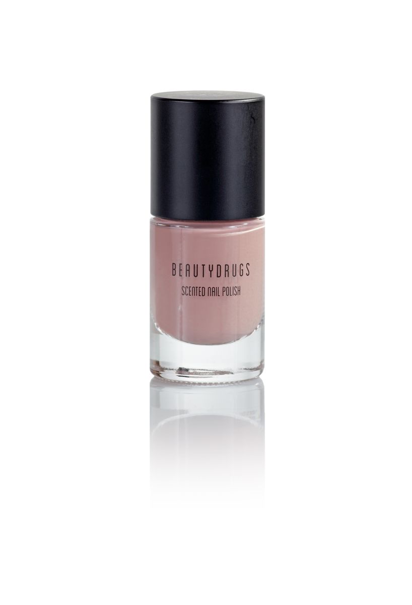 Beautydrugs Scented Nail Polish Лак для ногтей Chocolate, 10 мл80284338 Beautydrugs Scented Nail Polish Лак для ногтей Chocolate, 10 мл80284338Лаками для ногтей удивить непросто, но мы постарались. Во-первых, Beautydrugs Scented Nail Polish – это насыщенные цвета и глянцевый блеск. Во-вторых, у наших лаков удобная широкая кисточка, которая позволяет сделать маникюр в одно касание. В-третьих, покрытие стойкое: честно держится до 7 дней. А еще все лаки для ногтей Beautydrugs созданы по системе Big5Free. Это значит, что они не содержат пять наиболее опасных для ногтей и здоровья компонентов: толуол, формальдегид, дибутилфталат, формальдегидные смолы, камфору. Наконец, все шесть оттенков обладают цветочным или гурманским ароматом, в зависимости от оттенка. А значит, красить ногти станет еще приятнее. Тем более что композиция несет в себе и практическую функцию. В процессе нанесения яркий аромат сигнализирует о том, что лак высох. А когда запах полностью испаряется, пора обновлять маникюр.