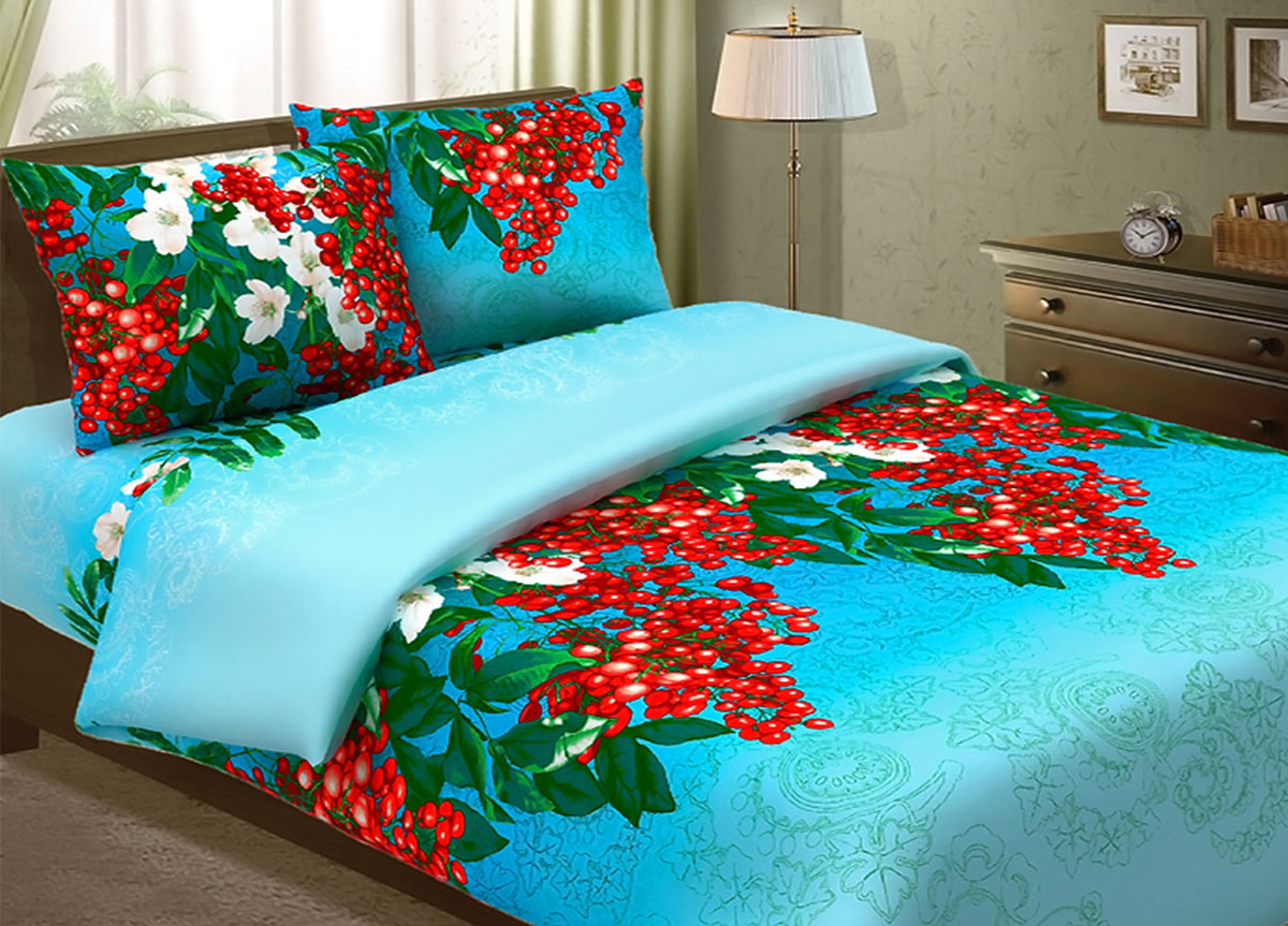 Комплект белья Primavera Калина, 1,5-спальный, наволочки 70x70, цвет: бирюзовый391602 Комплект белья Primavera Калина, 1,5-спальный, наволочки 70x70, цвет: бирюзовый391602Наволочки с декоративным кантом особенно подойдут, если вы предпочитаете класть подушки поверх покрывала. Кайма шириной 5-10см с трех или четырех сторон делает подушки визуально более объемными, смотрятся они очень аккуратно, даже парадно. Еще такие наволочки называют оксфордскими или наволочками «с ушками».Сатин – прочная и плотная ткань с диагональным переплетением нитей. Хлопковый сатин по мягкости и гладкости уступает атласу, зато не будет соскальзывать с кровати. Сатиновое постельное белье легко переносит стирку в горячей воде, не выцветает. Прослужит комплект из обычного сатина меньше, чем из сатина повышенной плотности, но дольше белья из любой другой хлопковой ткани. Сатин приятен на ощупь, под ним комфортно спать летом и зимой.Производство «Примавера» находится в Китае, что позволяет сократить расходы на доставку хлопка. Поэтому цены на это постельное белье более чем скромные и это не сказывается на качестве. Сатин очень гладкий, мягкий, но при этом, невероятно прочный. Он прослужит вам действительно долго и не полиняет. Для нанесения рисунков используют только безопасные для окружающей среды и здоровья человека красители.