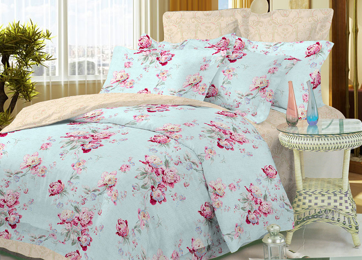 Комплект белья Primavera Classic. Бирюза, 1,5-спальный, наволочки 70x70, цвет: бирюзовыйS03301004 Комплект белья Primavera Classic. Бирюза, 1,5-спальный, наволочки 70x70, цвет: бирюзовыйS03301004Наволочки с декоративным кантом особенно подойдут, если вы предпочитаете класть подушки поверх покрывала. Кайма шириной 5-10см с трех или четырех сторон делает подушки визуально более объемными, смотрятся они очень аккуратно, даже парадно. Еще такие наволочки называют оксфордскими или наволочками «с ушками».Сатин – прочная и плотная ткань с диагональным переплетением нитей. Хлопковый сатин по мягкости и гладкости уступает атласу, зато не будет соскальзывать с кровати. Сатиновое постельное белье легко переносит стирку в горячей воде, не выцветает. Прослужит комплект из обычного сатина меньше, чем из сатина повышенной плотности, но дольше белья из любой другой хлопковой ткани. Сатин приятен на ощупь, под ним комфортно спать летом и зимой.Производство «Примавера» находится в Китае, что позволяет сократить расходы на доставку хлопка. Поэтому цены на это постельное белье более чем скромные и это не сказывается на качестве. Сатин очень гладкий, мягкий, но при этом, невероятно прочный. Он прослужит вам действительно долго и не полиняет. Для нанесения рисунков используют только безопасные для окружающей среды и здоровья человека красители.