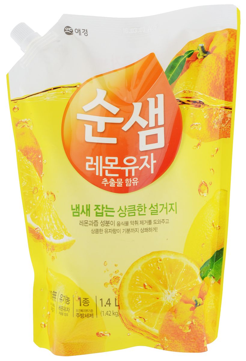 Средство для мытья посуды Soonsaem Lemon & Yuzu, 1,4 л787502 Средство для мытья посуды Soonsaem Lemon & Yuzu, 1,4 л787502Средство для мытья посуды Soonsaem Lemon & Yuzu имеет следующие особенности: - содержит натуральные природные очищающие компоненты; - благодаря применению системы экоферментного очищения, средство тщательно удаляет жир, а также крахмальные загрязнения; - благодаря содержанию природных витаминов, лимонной кислоты и компонента лимона, средство избавляет от запаха, а также увлажняет кожу рук после мытья посуды; - благодаря специальной системе (отсутствие красящего вещества, отсутствие фосфорной кислоты, отсутствие компонента парабена), средство безопасно для человека и окружающей среды;- подходит для мытья фруктов и овощей.Товар сертифицирован.