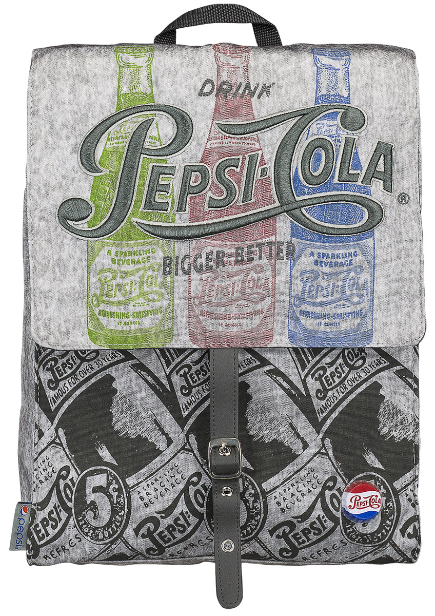 Pepsi Рюкзак Pepsi Cola PECB-UT1-57772523WD Pepsi Рюкзак Pepsi Cola PECB-UT1-57772523WDРюкзак Pepsi Cola изготовлен из прочного материала серого цвета и оформлен рисунками бутылочек с газировкой, вышивкой и оригинальным значком в виде пробки. Рюкзак имеет одно основное вместительное отделение, которое закрывается клапаном с хлястиком на магнитной кнопке. Отделение содержит два открытых накладных кармашка и врезной карман на молнии. Ширину боковых стенок отделения можно уменьшить с помощью металлических кнопок. Под клапаном расположен большой карман, закрывающийся на липучку. На задней стенке рюкзака имеется врезной карман на молнии.Рюкзак оснащен петлей для подвешивания. Широкие лямки регулируются по длине.Этот рюкзак можно использовать для повседневных прогулок, учебы, отдыха и спорта, а также как элемент вашего имиджа.