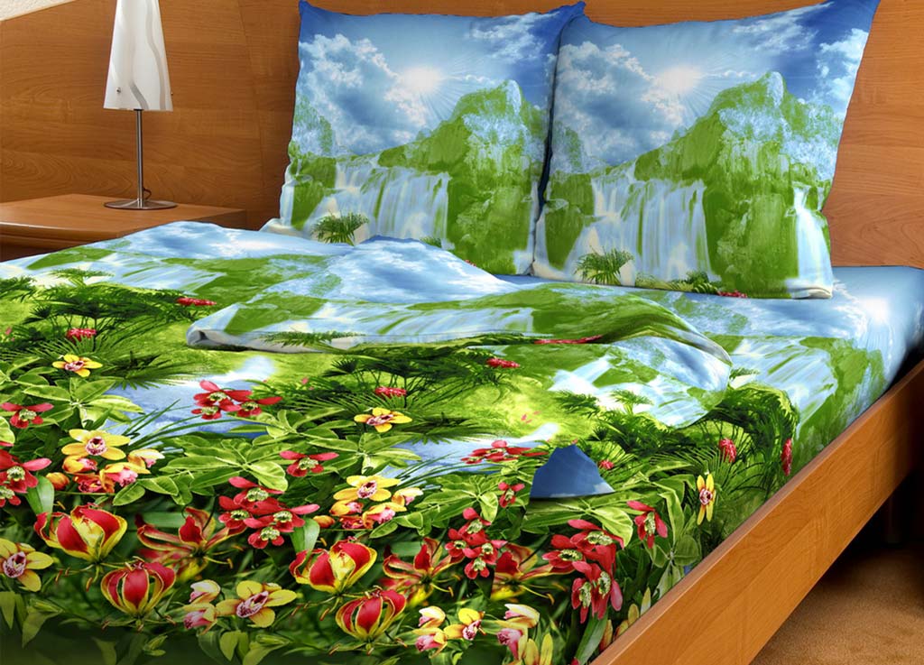 Комплект белья Primavera Водопад, семейный, наволочки 70x70, цвет: зеленый391602 Комплект белья Primavera Водопад, семейный, наволочки 70x70, цвет: зеленый391602Наволочки с декоративным кантом особенно подойдут, если вы предпочитаете класть подушки поверх покрывала. Кайма шириной 5-10см с трех или четырех сторон делает подушки визуально более объемными, смотрятся они очень аккуратно, даже парадно. Еще такие наволочки называют оксфордскими или наволочками «с ушками».Сатин – прочная и плотная ткань с диагональным переплетением нитей. Хлопковый сатин по мягкости и гладкости уступает атласу, зато не будет соскальзывать с кровати. Сатиновое постельное белье легко переносит стирку в горячей воде, не выцветает. Прослужит комплект из обычного сатина меньше, чем из сатина повышенной плотности, но дольше белья из любой другой хлопковой ткани. Сатин приятен на ощупь, под ним комфортно спать летом и зимой.Производство «Примавера» находится в Китае, что позволяет сократить расходы на доставку хлопка. Поэтому цены на это постельное белье более чем скромные и это не сказывается на качестве. Сатин очень гладкий, мягкий, но при этом, невероятно прочный. Он прослужит вам действительно долго и не полиняет. Для нанесения рисунков используют только безопасные для окружающей среды и здоровья человека красители.