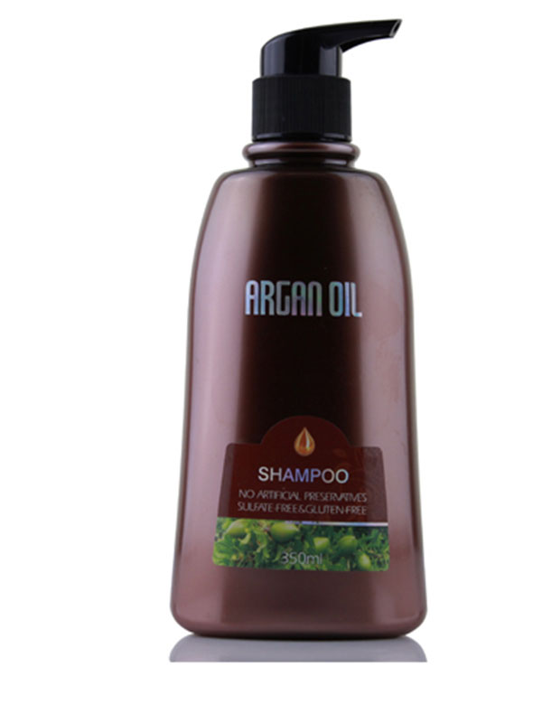 Morocco Argan Oil Шампунь с маслом арганы 350млFS-00897 Morocco Argan Oil Шампунь с маслом арганы 350млFS-00897Активные ингредиенты и их эффект:Жидкое золото - драгоценное масло арганы давно зарекомендовало себя как отличное косметическое средство, позволяющее восстановить и укрепить волосы, вернуть им силу блеск. В составе масла арганы большой процент жирных кислот, витаминов, антиоксидантов, которые улучшают состояние кожи головы и волос, питают волосяные луковицы, способствуя росту сильных и здоровых волос.Масло сладкого миндаля обеспечивает защиту волосам от негативного действия солнца и ветра, содержит витамины А и Е, B и F, глубоко увлажняет и восстанавливает волосы.Экстракт женьшеня улучшает рост волос, тонизируя и насыщая кожу необходимыми компонентами, предотвращает развитие перхоти и помогает сохранить оптимальный баланс влаги в волосах и коже головы.Шалфей замедляет выпадение волос, обладает противовоспалительным эффектом, нормализует pH кожи и волос.Экстракт мыльнянки является естественным природным очищающим компонентом, он удаляет загрязнения и кондиционирует волосы, делая их нежными и послушными.Экстракт водорослей кельп необходим для роста здоровых волос, ведь он имеет богатый состав, в который входят как витамины АВСЕ, так и йод, протеины и полисахариды, отлично усваивающиеся кожей головы. Экстракт лимонной травы производит выраженный антисептический эффект, улучшает метаболизм, ускоряя процессы образования волоса.Экстракт гинкго билоба способствует восстановлению секущихся кончиков, придает волосам здоровый блеск, делает их более упругими.Экстракт белой розы стимулирует рост волос и придает им невероятную гладкость и здоровый блеск, восстанавливает структуру волос и защищает от внешних воздействий.