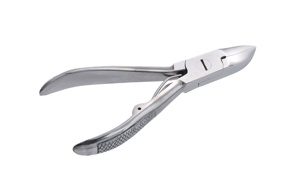 Zinger Кусачки педикюрные zo-ME-45-S1092018 Zinger Кусачки педикюрные zo-ME-45-S1092018Кусачки маникюрные используются для обрезания ногтей для достижения салонного результата. Кусачки изготовлены из стали высокого качества и профессионально заточены. Лезвия плотно сходятся, работают мягко и свободно. Кусачки легко открываются и закрываются, позволяют качественно обрезать ногти, не травмируя кутикулу и кожу вокруг ногтя. Форма кусачек удобная, идеально располагается в ладони. Цвет - матовое серебро.