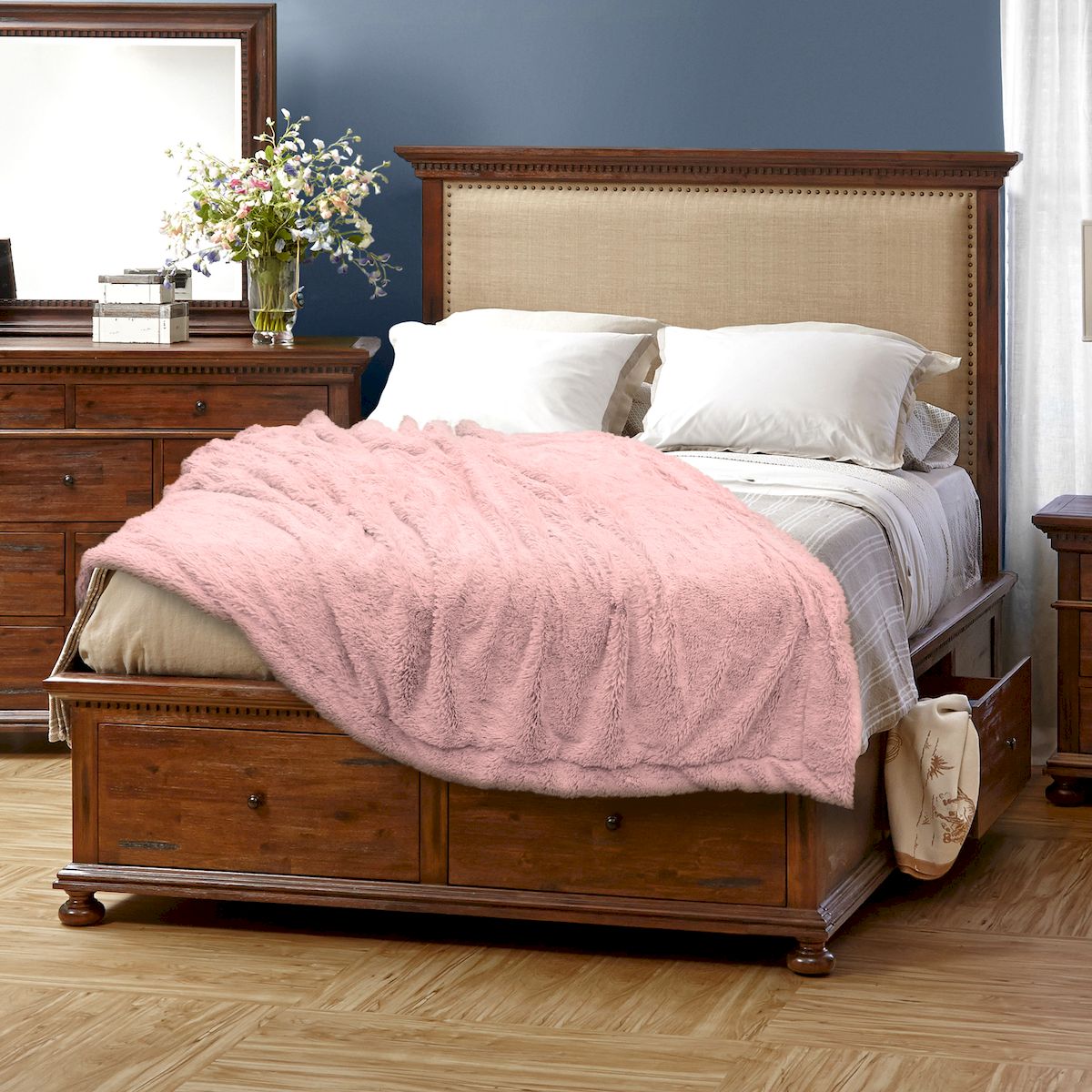 Плед Buenas Noches Длинный ворс, 160х220 см, цвет: розовый. TF F072PI 1622391602 Плед Buenas Noches Длинный ворс, 160х220 см, цвет: розовый. TF F072PI 1622391602Пледы Buenas Noches Мягкий Мех - Идеальное Решение для Вашего интерьера! Станьте дизайнером и создайте свой стиль! Buenas Noches – Элегантно, Стильно, Качественно! Buenas Noches -продукция с высоким качеством исполнения. Пледы – Искусственный мех - по внешнему виду и свойствам напоминает натуральный мех. Состав - 100% Полиэстер – уникальная ткань, обладающая рядом неоспоримых достоинств. Полиэстер - считается одной из самых популярных тканей. Это материал синтетического происхождения из полиэфирных волокон. Внешне такая ткань схожа с шерстью, а по свойствам близка к хлопку. Изделия из Полиэстера - не мнутся и легко стираются. После стирки очень быстро высыхают. Прочная ткань, за время использования не растягивается и не садится. Высокое качество, а главное - стиль пледа будут радовать Вас и Вашу семью!