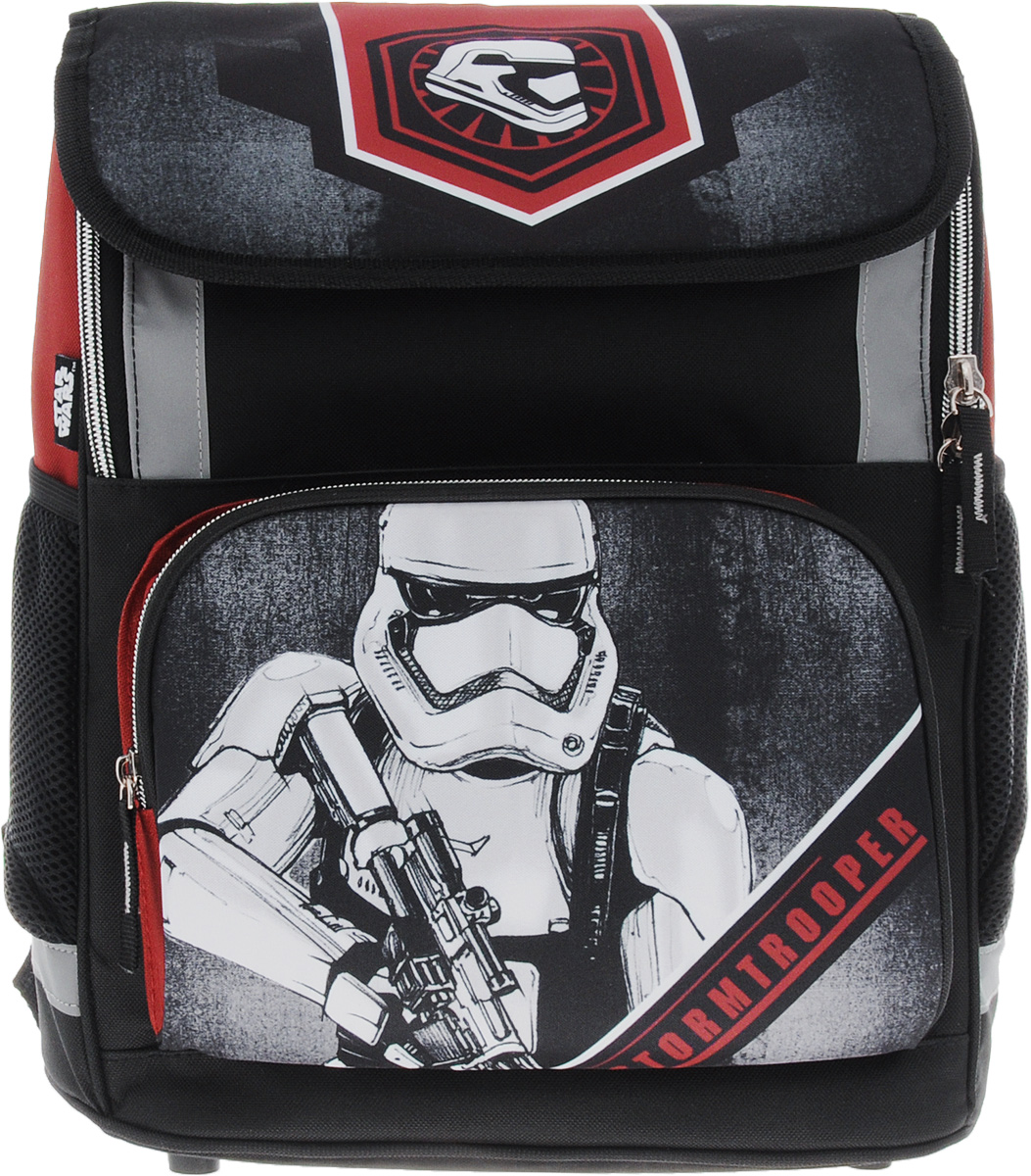 Star Wars Ранец школьный Stormtrooper39131 Star Wars Ранец школьный Stormtrooper39131Школьный ранец Star Wars Stormtrooper обязательно привлечет внимание школьника. Ранец выполнен из материалов высшего качества с водоотталкивающей пропиткой.Содержит одно вместительное отделение, закрывающееся на молнию, и клапаном на липучке. Внутри отделения имеется перегородка с утягивающей резинкой для тетрадей или учебников. Клапан полностью откидывается, что существенно облегчает пользование ранцем. По бокам ранца расположены два сетчатых боковых кармана на резинке. Лицевая сторона ранца оснащена накладным карманом на застежке-молнии, который отлично подойдет для пенала.Конструкция спинки ранца дополнена эргономичными подушечками, противоскользящей сеточкой и системой вентиляции для предотвращения запотевания спины ребенка. Мягкие широкие лямки позволяют легко и быстро отрегулировать изделие в соответствии с ростом. Пластиковые ножки на дне ранца обеспечивают хорошую устойчивость и защиту от загрязнений. Светоотражающие элементы придают дополнительную безопасность в темное время суток.Многофункциональный школьный ранец станет незаменимым спутником вашего ребенка в походах за знаниями.