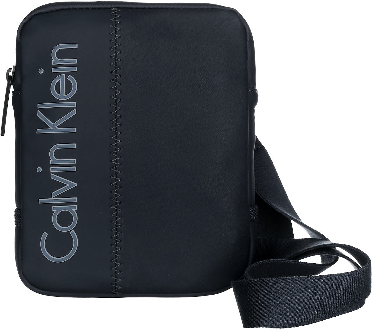 Сумка мужская Calvin Klein Jeans, цвет: черный. K50K501624_0010S76245 Сумка мужская Calvin Klein Jeans, цвет: черный. K50K501624_0010S76245Стильная сумка Calvin Klein выполнена из полиуретана, оформлена символикой бренда.Изделие содержит одно отделение, которое закрывается на застежку-молнию. Внутри сумки размещен накладной кармашек для мелочей. Сумка оснащена плечевым ремнем регулируемой длины. В комплекте с изделием поставляется чехол для хранения.Модная сумка идеально подчеркнет ваш неповторимый стиль.