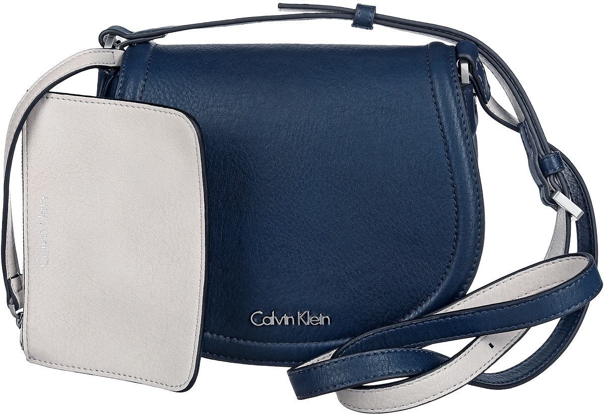 Сумка женская Calvin Klein Jeans, цвет: темно-синий. K60K601646_9020K60K601646_9020 Сумка женская Calvin Klein Jeans, цвет: темно-синий. K60K601646_9020K60K601646_9020Стильная сумка Calvin Klein выполнена из искусственной кожи с зернистой фактурой, оформлена металлической фурнитурой с логотипом бренда.Изделие содержит одно отделение, которое закрывается клапаном на магнитную кнопку. Внутри сумки размещены накладной кармашек для мелочей и врезной карман на застежке-молнии. Сумка оснащена практичным плечевым ремнем регулируемой длины. В комплекте с изделием поставляется небольшой кошелек на застежке-молнии, который фиксируется к сумке при помощи карабина, и чехол для хранения.Модная сумка идеально подчеркнет ваш неповторимый стиль.