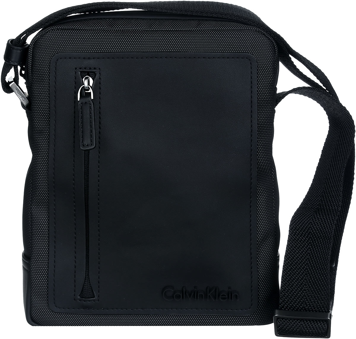 Сумка мужская Calvin Klein Jeans, цвет: черный. K50K501618_0010BP-001 BK Сумка мужская Calvin Klein Jeans, цвет: черный. K50K501618_0010BP-001 BKСтильная сумка Calvin Klein выполнена из полиуретана, оформлена символикой бренда.Изделие содержит одно отделение, которое закрывается на застежку-молнию. Внутри сумки размещены два накладных кармашка для мелочей и врезной карман на застежке-молнии. Сумка оснащена плечевым ремнем регулируемой длины. Лицевая сторона дополнена накладным карманом на молнии. В комплекте с изделием поставляется чехол для хранения.Модная сумка идеально подчеркнет ваш неповторимый стиль.