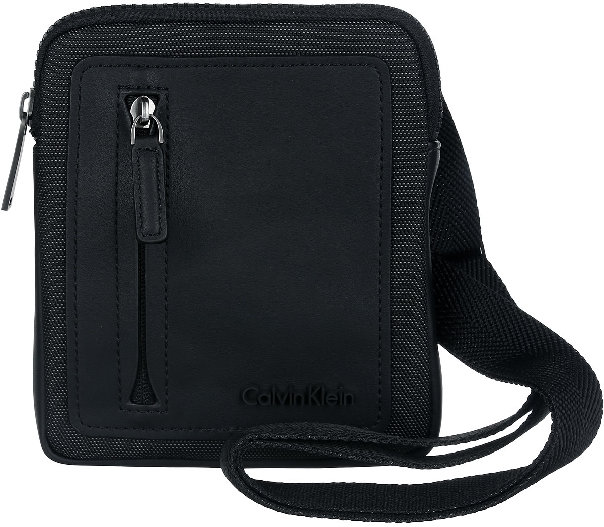 Сумка мужская Calvin Klein Jeans, цвет: черный. K50K501607_0010A-B86-05-C Сумка мужская Calvin Klein Jeans, цвет: черный. K50K501607_0010A-B86-05-CСтильная сумка Calvin Klein выполнена из полиуретана и текстиля, оформлена символикой бренда.Изделие содержит одно отделение, которое закрывается на застежку-молнию. Внутри сумки размещены накладной кармашек для мелочей и врезной карман на застежке-молнии. Сумка оснащена плечевым ремнем регулируемой длины. Лицевая сторона дополнена накладным карманом на молнии. В комплекте с изделием поставляется чехол для хранения.Модная сумка идеально подчеркнет ваш неповторимый стиль.