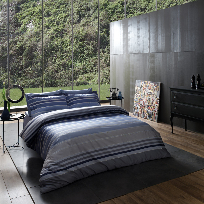 Комплект белья TAC Luxe line, 1,5-спальный, наволочка 50х70, цвет: синий391602 Комплект белья TAC Luxe line, 1,5-спальный, наволочка 50х70, цвет: синий391602Эталон сатина в России. Фирменные яркие дизайны Pano на нежной шелковистой фактуре сатиновой ткани из экологичного хлопка. Сатин – гладкая и прочная ткань, которая своим блеском, легкостью и гладкостью похожа на шелк, но выгодно отличается от него в цене. Сатин практически не мнется, поэтому его можно не гладить. Ко всему прочему, он весьма практичен, т.к. хорошо переносит множественные стирки. Если Вы ценитель эстетики и практичности одновременно, безусловно, сатин для вас!