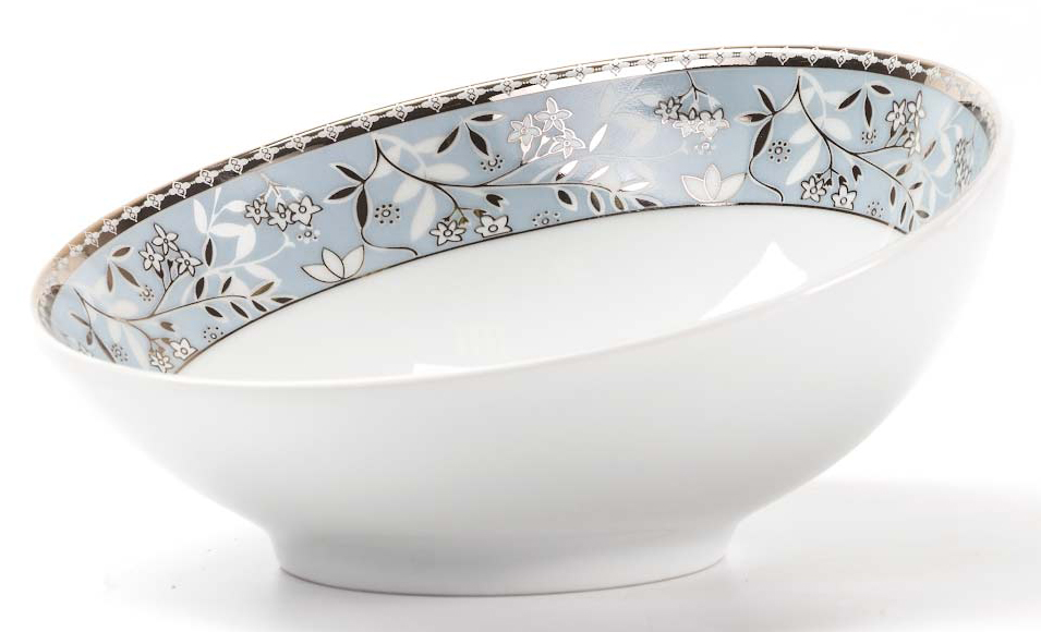 Салатник La Rose des Sables Classe, 170 мл54 009312 Салатник La Rose des Sables Classe, 170 мл54 009312Оригинальный салатник со скошенным краем La Rose des Sables Classe выполнен из высококачественного тунисского фарфора, изготовленного из уникальной белой глины. На всех изделиях La Rose des Sables можно увидеть маркировку Pate de Limoges. Это означает, что сырье для изготовления фарфора добывают во французской провинции Лимож, и качество соответствует высоким европейским стандартам. Все производство расположено в Тунисе. Особые свойства этой глины, открытые еще в 18 веке, позволяют создать удивительно тонкую, легкую и при этом прочную посуду. Благодаря двойному термическому обжигу фарфор обладает высокой ударопрочностью, стойкостью к сколам и трещинам, жаропрочностью и великолепным блеском глазури. Коллекция CLASSE - это изысканная классика, дополненная нежным и утонченным декором. Изящный цветочный рисунок с позолоченной отделкой на голубом орнаменте выглядит необычайно привлекательно. Прекрасный вариант для праздничной и особенной сервировки стола. Не рекомендуется использовать в СВЧ печи и мыть в посудомоечной машине.