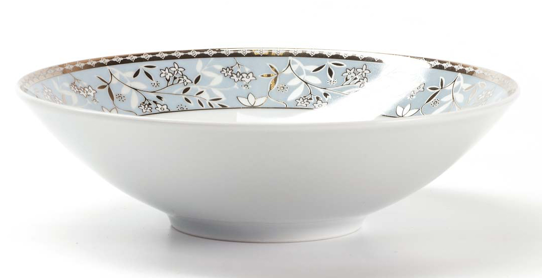 Салатник La Rose des Sables Classe, диаметр 19 см54 009312 Салатник La Rose des Sables Classe, диаметр 19 см54 009312Салатник La Rose des Sables Classe выполнен из высококачественного тунисского фарфора, изготовленного из уникальной белой глины. На всех изделиях La Rose des Sables можно увидеть маркировку Pate de Limoges. Это означает, что сырье для изготовления фарфора добывают во французской провинции Лимож, и качество соответствует высоким европейским стандартам. Все производство расположено в Тунисе. Особые свойства этой глины, открытые еще в 18 веке, позволяют создать удивительно тонкую, легкую и при этом прочную посуду. Благодаря двойному термическому обжигу фарфор обладает высокой ударопрочностью, стойкостью к сколам и трещинам, жаропрочностью и великолепным блеском глазури. Коллекция CLASSE - это изысканная классика, дополненная нежным и утонченным декором. Изящный цветочный рисунок с позолоченной отделкой на голубом орнаменте выглядит необычайно привлекательно. Прекрасный вариант для праздничной и особенной сервировки стола. Не рекомендуется использовать в СВЧ печи и мыть в посудомоечной машине.