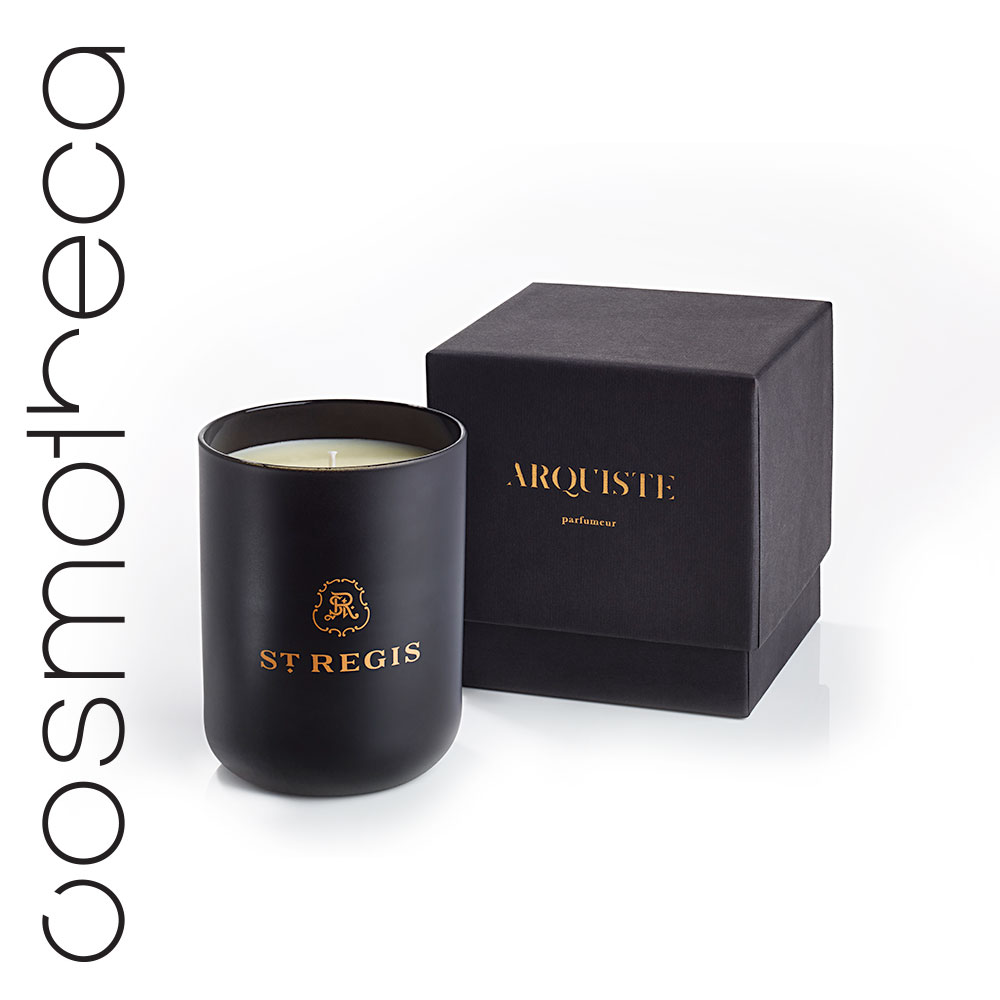 Arquiste Свеча ароматизированная Carolines Four Hundred 251 г25051 7_желтый Arquiste Свеча ароматизированная Carolines Four Hundred 251 г25051 7_желтыйСвеча и аромат для дома Caroline’s Four Hundred посвящены Каролине Астор, основоположнице семьи владельцев отелей и известной светскойльвице. Аромат назван в честь одного из многочисленных устроенных ею балов, на котором присутствовало 400 гостей из высшего Нью-йоркского общества своего времени. В бальном зале витали насыщенные ароматы цветов, сладкой айвы,яблок и вишневого цвета. Каждая нота была задокументирована в специальном светском журнале, датированном 1900-м годом и бережно воссоздана в аромате для дома и свечи. Статья, обнаруженная Карлосом Хьюбером, описывала бал в мельчайших подробностях, начиная со спискагостей и заканчивая названиями цветов, украшавших мероприятие. Ароматическая свеча ручногорозлива сделана из натурального соевого воска с высокой концентрацией лучших эфирных масел. Свеча горит чисто и без копоти, равномерно распространяя насыщенный утонченный аромат.