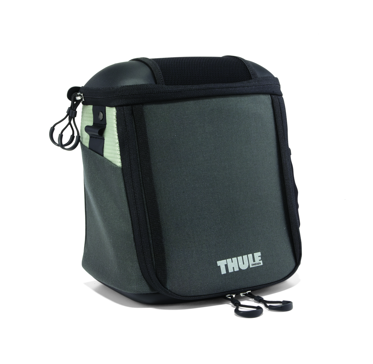 Велосумка на руль Thule Pack n Pedal Handlebar Bag, для камеры, цвет: темно-серый, 6,5 л100012 Велосумка на руль Thule Pack n Pedal Handlebar Bag, для камеры, цвет: темно-серый, 6,5 л100012Уникальный аэродинамический дизайн идеально подходит для размещения камеры или продуктов питания, которые вы захотите иметь под рукой во время езды на велосипеде.Два отверстия для легкого доступа к содержимому как при езде, так и при использовании отдельно от велосипеда.Легкая установка и снятие с размещаемой на руле системы Thule Pack ’n Pedal Handlebar Attachment.Водонепроницаемый и дышащий материал.Накидка от дождя в комплекте.Участки из светоотражающей ткани улучшают заметность велосипеда в ночное время.Ремень для ношения через плечо в комплекте.