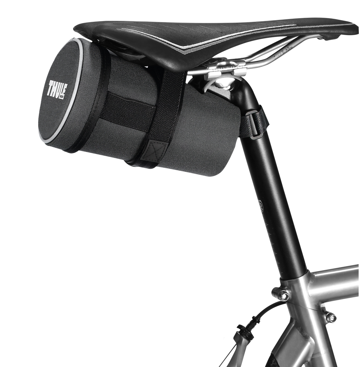 Сумочка для инструментов Thule Seat BagZ90 black Сумочка для инструментов Thule Seat BagZ90 blackСумка-туб Thule Pack’n Pedal для инструментов:Стильная и водонепроницаемая сумочкаОбъем 0,75 литровОборудована отделениями для инструментовУдобный доступ к инструментамБесшумная обтекаемая формаВозможна установка под любое сидение c помощью удобных ремешков (2 точки крепления к велосипеду)Элементы, отражающие свет, для безопасной езды ночьюМожно использовать в качестве подставки под кружку при необходимости