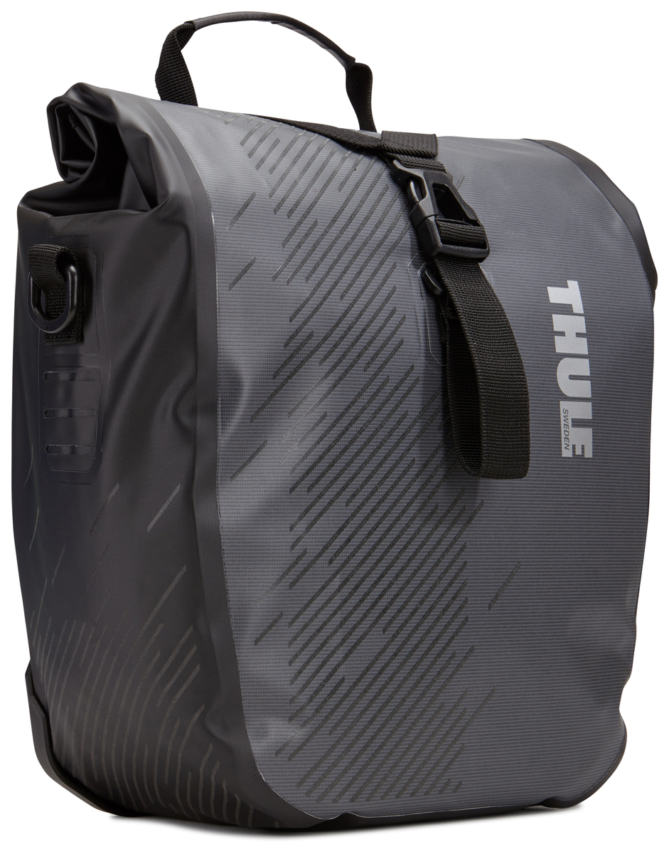 Набор велосипедных сумок Thule Pack`n Pedal Shield Pannier, цвет: темно-серый, 2 шт, 14 л. Размер S100064 Набор велосипедных сумок Thule Pack`n Pedal Shield Pannier, цвет: темно-серый, 2 шт, 14 л. Размер S100064Эти многофункциональные водонепроницаемые сумки обеспечивают безопасность и защиту благодаря ярким светоотражающим элементам и сворачивающейся верхней части.Единая конструкция со сворачивающейся верхней частью гарантирует, что вещи внутри останутся сухими и чистыми.Система крепления на магнитах проста в использовании, надежна и имеет малый уровень вибрации.Яркие светоотражающие элементы на передней и боковой панелях улучшают заметность на дороге.Удобные точки крепления для фонарей обеспечивают дополнительную безопасность.Внутренние карманы для хранения мелких вещей.Встроенные ручки и отстегиваемый ремень для ношения через плечо обеспечивают несколько вариантов переноски.Лучше всего подходит для багажников Thule, но может использоваться практически с любым велосипедным багажником.Продаются парами.
