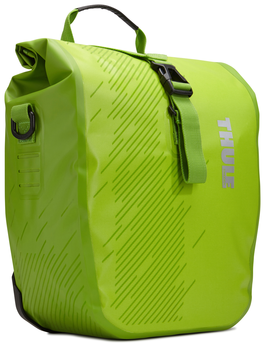 Набор велосипедных сумок Thule Pack`n Pedal Shield Pannier, цвет: салатовый, 2 шт, 14 л. Размер S100067 Набор велосипедных сумок Thule Pack`n Pedal Shield Pannier, цвет: салатовый, 2 шт, 14 л. Размер S100067Эти многофункциональные водонепроницаемые сумки обеспечивают безопасность и защиту благодаря ярким светоотражающим элементам и сворачивающейся верхней части.Единая конструкция со сворачивающейся верхней частью гарантирует, что вещи внутри останутся сухими и чистыми.Система крепления на магнитах проста в использовании, надежна и имеет малый уровень вибрации.Яркие светоотражающие элементы на передней и боковой панелях улучшают заметность на дороге.Удобные точки крепления для фонарей обеспечивают дополнительную безопасность.Внутренние карманы для хранения мелких вещей.Встроенные ручки и отстегиваемый ремень для ношения через плечо обеспечивают несколько вариантов переноски.Лучше всего подходит для багажников Thule, но может использоваться практически с любым велосипедным багажником.Продаются парами.
