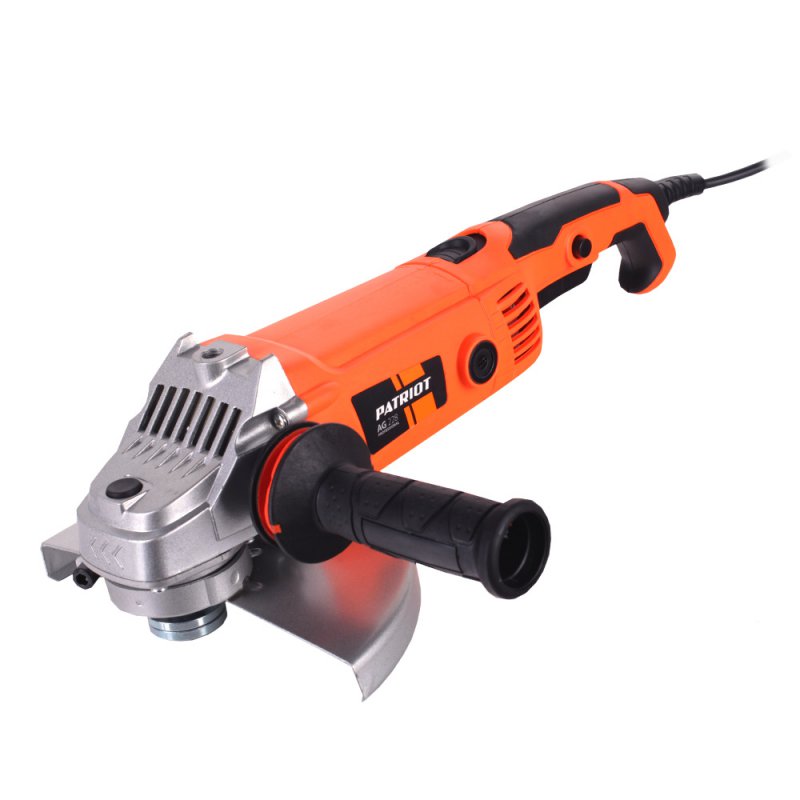 Машина углошлифовальная (УШМ) Patriot AG2283 05 01 035 Машина углошлифовальная (УШМ) Patriot AG2283 05 01 035Надежная и мощная углошлифовальная машина предназначена для сложных работ с большими металлическими заготовками. УШМ вынослива, благодаря безупречному качеству конструкции. Для удобства оператора задняя рукоятка допускает установку в 3ех различных положениях. Снижена вибрация за счет использования антивибрационной рукоятки. Редуктор этой модели сконструирован так, чтобы не задерживать пыль внутри инструмента и эффективно выводить шлам через вентиляционные отверстия. Удобный хват благодаря двуручной конструкции корпуса УШМ, задняя рукоятка выполнена 3-х позиционной. Быстрая замена оснастки за счет функции безынструментальной блокировки шпинделя. Дополнительное удобство при эксплуатации обеспечивает быстрый доступ к угольным щеткам. Их можно заменить самостоятельно, не обращаясь в сервисный центр.