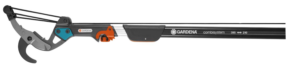 Сучкорез комбисистемы BL Gardena391602 Сучкорез комбисистемы BL Gardena391602Сучкорез комбисистемы BL Gardena с 5-ступенчатой передачей идеально подходит для обрезки ветвей высоких деревьев. В сочетании с телескопической ручкой этот сучкорез позволяет легко обрезать ветки - в том числе расположенные на большой высоте - прямо с земли, без использования лестницы. Встроенная пятиступенчатая передача обеспечивает существенную экономию сил. С таким инструментом вы будете без усилий срезать ветви диаметром до 35 мм. Лезвия с покрытием от налипания гарантируют аккуратную и точную обрезку, а также легкость очистки. Сучкорез можно повесить прямо на ветку, что позволяет затрачивать на обрезку еще меньше усилий; кроме того, вы можете с легкостью задействовать натяжной корд, потянув за удобную D-образную рукоятку. Корд устойчив к истиранию и разрыву, его длина составляет 4,7 м. Сучкорез возможно использовать безручки. Сучкорез поставляется без телескопической трубки.
