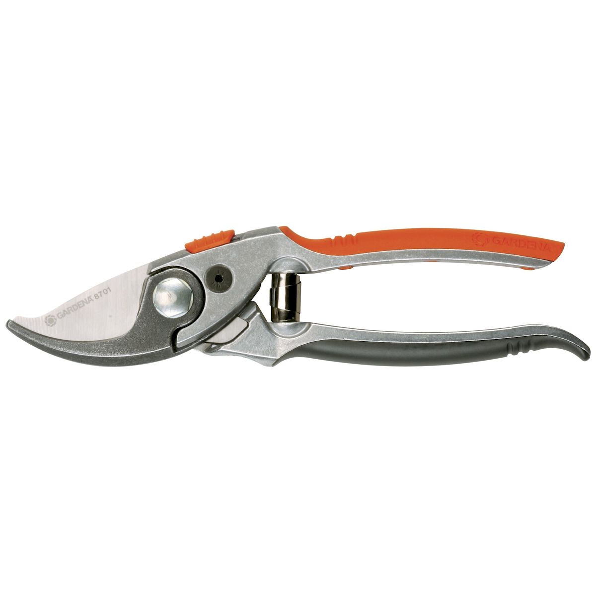 Секатор Gardena BP 30 PremiumIRK-503 Секатор Gardena BP 30 PremiumIRK-503Секатор Gardena BP 30 Premium- это высококачественный секатор для любителей мощных режущих инструментов. Эргономичные, особо прочные алюминиевые рукоятки удобно лежат в руке. Верхнее лезвие изготовлено из нержавеющей стали и имеет прецизионную заточку; нижнее лезвие кованое, и его можно подтачивать. Профильные рукоятки с двумя положениями захвата позволяют производить как мощную обрезку, так и быстрое срезание. В секаторах предусмотрен желобок для стекания сока растений и резак для проволоки. Фиксатор, переключаемый одной рукой, дает возможность с легкостью заблокировать секатор для безопасного хранения. Заменяемые лезвия этих высокопрочных профессиональных секаторов позволяют особенно аккуратно срезать цветы, лозу и ветки. Секаторы имеют расположенную под углом режущую головку. Максимальный диаметр подрезки - 20 мм.