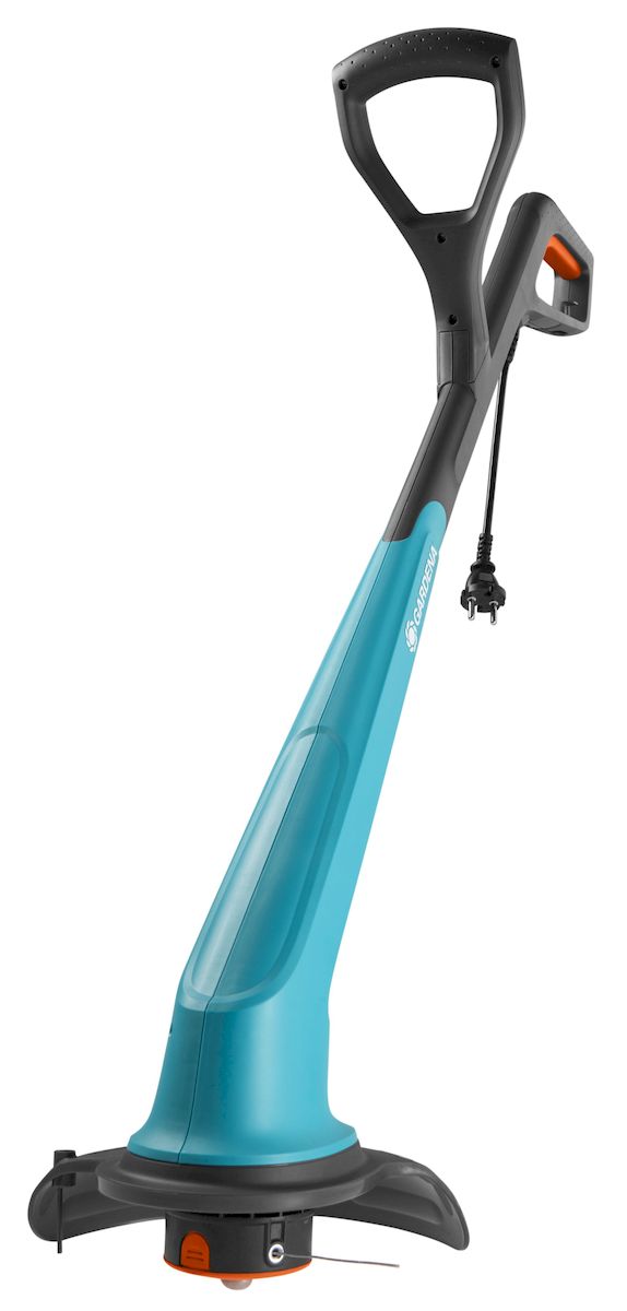Триммер электрический Gardena SmallCut 300/2380653 Триммер электрический Gardena SmallCut 300/2380653Легкий триммер Gardena SmallCut 300/23 чрезвычайно прост в эксплуатации и особенно удобен при обработке протяженных кромок газона и кошении травы в труднодоступных местах. Номинальная мощность электромотора 300 Вт, что обеспечивает высокую производительность. Триммер оснащен полуавтоматической подачей триммерного корда. Триммерный корд подается автоматически после удара триммерной головкой о поверхность земли. Таким образом пользователь всегда может контролировать подачу корда во время работы с инструментом. Механизм разгрузки натяжения кабеля предотвращает отсоединение устройства от источника питания. Удлиненной форма рукоятки гарантирует комфорт рабочего положения и эргономичность. Диаметр кошения: 230 мм. Диаметр корда: 1,6 м. Длина корда: 6 м.