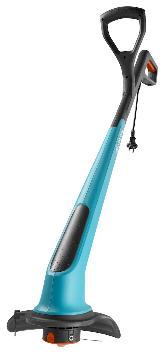 Триммер электрический Gardena Small Cut Plus 350/2380653 Триммер электрический Gardena Small Cut Plus 350/2380653Триммер электрический Gardena Small Cut Plus 350/23 чрезвычайно прост в эксплуатации и особенно удобен при обработке протяженных кромок газона и кошении травы в труднодоступных местах. Номинальная мощность электромотора 350 Вт, что обеспечивает высокую производительность. Триммер оснащен полуавтоматической подачей триммерного корда. Триммерный корд подается автоматически после удара триммерной головкой о поверхность земли. Таким образом пользователь всегда может контролировать подачу корда во время работы с инструментом. Механизм разгрузки натяжения кабеля предотвращает отсоединение устройства от источника питания. Удлиненная штанга триммера на 10 см и форма рукоятки гарантируют комфортное рабочее положение и эргономичность.Диаметр кошения: 230 мм. Диаметр корда: 1,6 м. Длина корда: 6 м.