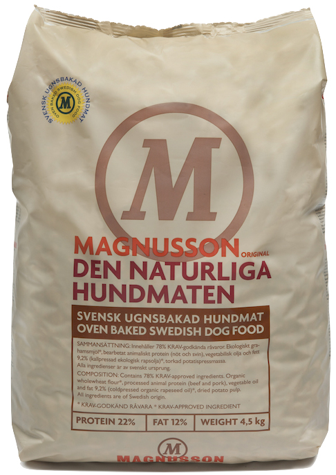 Корм сухой Magnusson Original Naturliga, для сильных аллергиков и чувствительных к питанию собак, 4,5 кг0120710 Корм сухой Magnusson Original Naturliga, для сильных аллергиков и чувствительных к питанию собак, 4,5 кг0120710Cамый чистый и простой корм Магнуссон – всего 4 ингредиента в составе.Идеально подходит для собак склонных к аллергии, белых собак и для тех владельцев, которые не могут определиться каким кормом начать кормить своего питомца. В Натурлигу не добавляется свежая морковь и свежие яйца, как в линейке Мит&Бисквит, отсутствуют пивные дрожжи, как в остальных кормах линейки Ориджинал.Как в любом корме Магнуссон, в Натурлиге нет никаких добавок и консервантов.Если Вы не можете выбрать с какого корма Магнуссон начать кормить – начните с Натурлиги!Корм можно давать как в сухом, так и размоченном виде. Не стоит заливать корм бульоном или молоком, лучше всего использовать воду. Определите количество корма, которое Вы хотите дать Вашей собаке. Добавьте в миску теплую воду так, чтобы она покрывала корм. Перемешайте и оставьте на 10 минут.Не забывайте, что Ваша собака всегда должна иметь свободный доступ к чистой питьевой воде. Количество корма варьируется в зависимости от породы, темперамента, физической нагрузки, климата и других факторов.