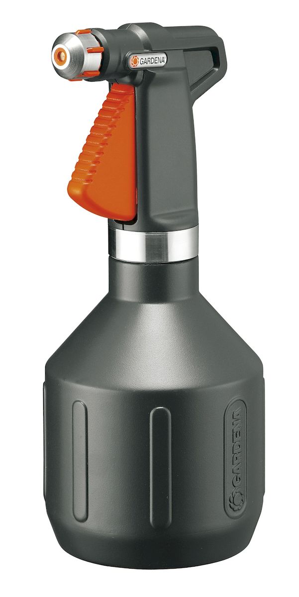 Опрыскиватель ручной Gardena Premium, 1 л96515412 Опрыскиватель ручной Gardena Premium, 1 л96515412Опрыскиватель ручной Gardena Premium вмещает 1 л воды и является универсальным инструментом для полива домашних растений. Опрыскиватель изготовлен из современных высококачественных материалов.Форсунка снабжена вставкой из нержавеющей стали, кольцо выполнено из нержавеющей стали. Стильный дизайн за счет корпуса темного цвета делает опрыскиватель идеальным инструментом для использования в домашних условиях. Режим мелкодисперсного орошения позволяет ухаживать за уязвимыми растениями. Ручка эргономичной формы идеально лежит в руке, а форсунка позволяет плавно регулировать режим подачи воды: от сильной струи до мелкодисперсного распыления. Кроме этого, широкое заливочное горло облегчает процесс заливки воды. Практичный фильтр на всасывающем патрубке предохраняет форсунку от засорения. Опрыскиватель снабжен индикатором уровня, который позволяет определить количество оставшейся жидкости, не открывая емкость.