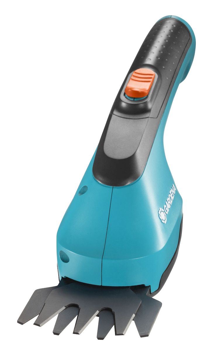 Ножницы для газонов Gardena AccuCut аккумуляторные391602 Ножницы для газонов Gardena AccuCut аккумуляторные391602Ножницы для газонов Gardena AccuCut предназначены для удобной стрижки кромок газонов и придания формы кустарникам без подключения к электросети. Мощная литий-ионная аккумуляторная батарея обладает высокой эффективностью, проста в обслуживании, не имеет эффекта памяти и может подзаряжаться в любое время. Ножницы имеют светодиодный дисплей с индикацией уровня заряда аккумулятора и высококачественный сменный нож прецизионной заточки с покрытием от налипания. Благодаря эргономичной рукоятке газонные ножницы идеально лежат в руке. Высокая мощность - наилучшие результаты стрижки. Напряжение аккумулятора - 3,6 В; Емкость аккумулятора - 1,5 А-ч; Время работы - 40 минут;Время зарядки батареи - 3,5 ч; Длина ножа - 8 см; Размеры ножниц: (ДхШхВ) - 30,5 см х 8,5 см х 12,3 см; Масса - 0,56 кг.