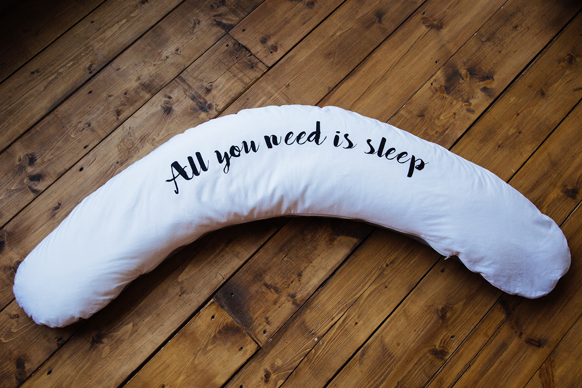 Velina Подушка для беременных и кормящих All You Need is Sleep531-401 Velina Подушка для беременных и кормящих All You Need is Sleep531-401Подушка для беременных Velina All You Need is Sleep имеет форму полумесяца. Такая подушка позволяет будущей маме принимать максимально удобные позы во время сна. Благодаря компактности, её можно брать с собой в путешествие или просто использовать в машине. А за счет гипоаллергенного наполнителя, подушка идеально повторяет контуры тела и снимает напряжение в области поясницы и шеи. В будущем она поможет вам удобно расположиться при кормлении малыша. Удобный чехол на скрытой молнии легко снимается для стирки. Чехол оформлен принтом с надписью All you need is sleep.