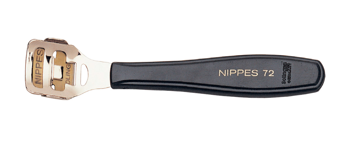 Nippes Удалитель мозолей. 72233-LNF-09 Nippes Удалитель мозолей. 72233-LNF-09Удалитель мозолей изготовлен из высококачественной стали, никелированный. Предназначен для легкого и безопасного удаления мозолей.Длина удалителя 14,4 смХранить в сухом недоступном для детей месте.Срок годности не ограничен.Замена изделия не осуществляется в следующих случаях:- Использование не по назначению- Самостоятельный ремонт- Нарушение условий хранения