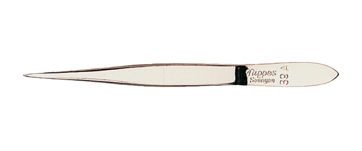 Nippes Пинцет остроконечный, гладкий, 8 см. 39A727R Nippes Пинцет остроконечный, гладкий, 8 см. 39A727RОстроконечный пинцет изготовлен из никелированной высококачественной стали. Легко захватывает волосок, используется профессиональными косметологами для удаления тонких волосков.Длина пинцета 8 смХранить в сухом недоступном для детей месте.Срок годности не ограничен.Замена изделия не осуществляется в следующих случаях:- Использование не по назначению- Самостоятельный ремонт- Нарушение условий хранения