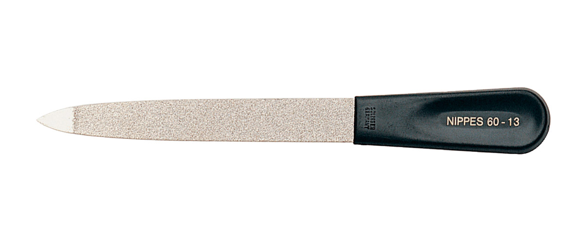Nippes Пилочка с сапфировым напылением, 13 см. 60-135010777139655 Nippes Пилочка с сапфировым напылением, 13 см. 60-135010777139655Пилочка c сапфировым напылением 13 см. Пилочка имеет сдвигатель для кожи.Длина пилочки 13 смХранить в сухом недоступном для детей месте.Срок годности не ограничен.Замена изделия не осуществляется в следующих случаях:- Использование не по назначению- Самостоятельный ремонт- Нарушение условий хранения