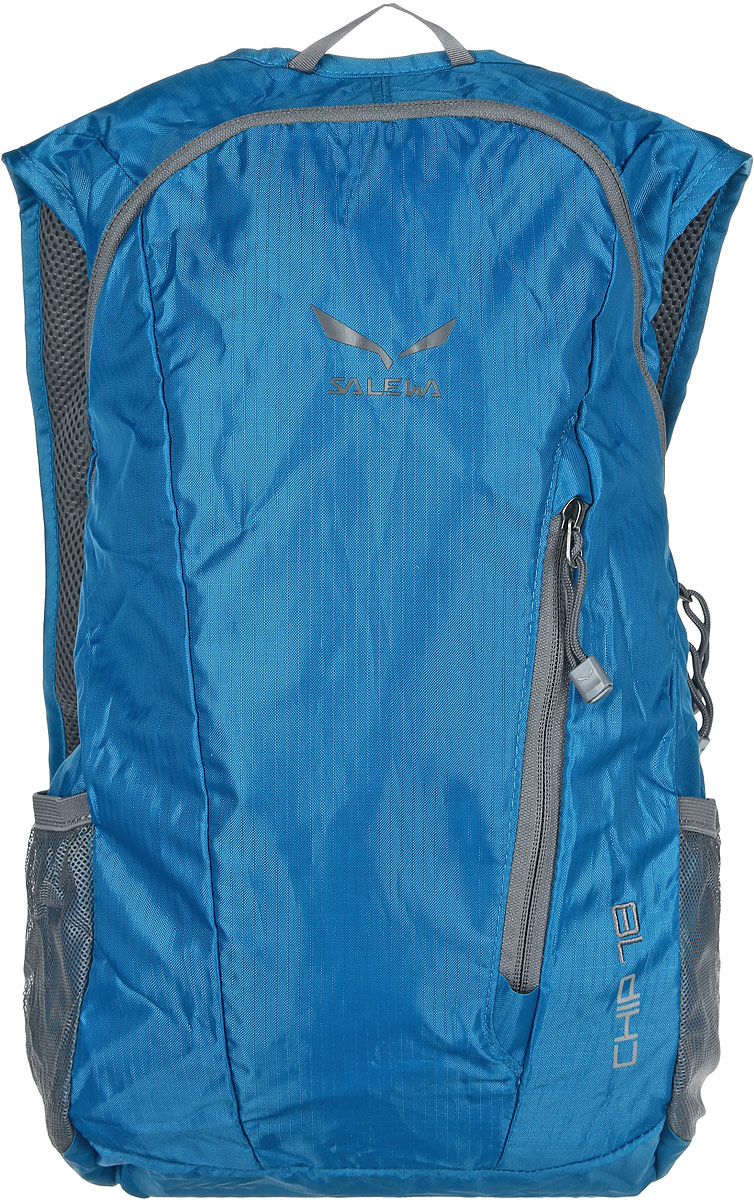 Рюкзак городской Salewa Chip 18, цвет: бирюзовый, серый, 18 л. 1131_85601131_8560 Рюкзак городской Salewa Chip 18, цвет: бирюзовый, серый, 18 л. 1131_85601131_8560Стильный городской рюкзак Salewa Chip 18 выполнен из полиэстера. Изделие имеет одно основное отделение, которое закрывается на застежку-молнию. Внутри расположен накладной карман для небольшого ноутбука. Снаружи, на передней стенке находится прорезной карман на застежке-молнии, в который рюкзак компактно складывается. По бокам расположены сетчатые карманы на эластичных резинках.Рюкзак оснащен широкими регулирующими лямками и удобной ручкой для переноски в руках. Лямки дополнены регулируемым грудным ремнем. Спинка и внутренняя сторона лямок оснащена сетчатыми вставками, которые обеспечивают воздухопроницаемость и комфорт во время носки. Компактный городской рюкзак идеально подойдет для повседневного использования и активного досуга.