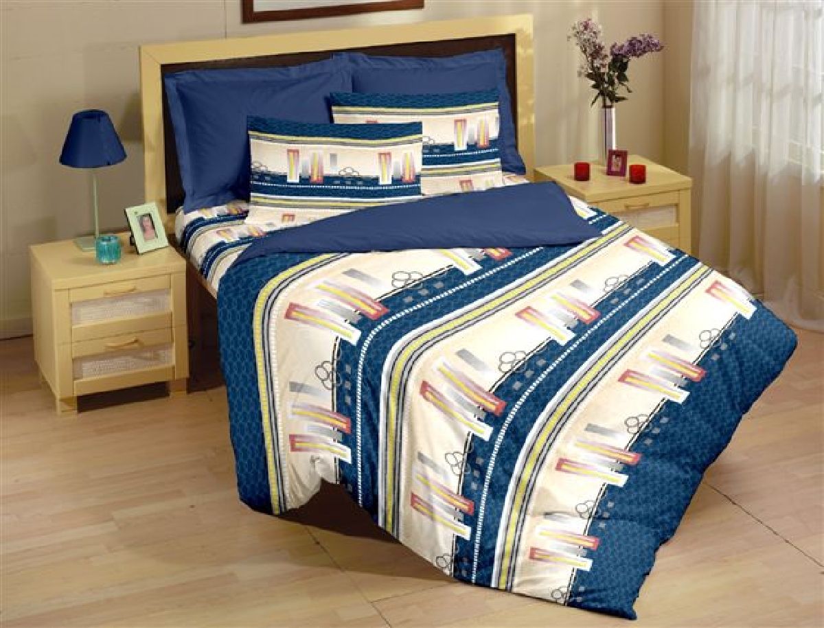 Комплект белья Liya Home Collection Мегаполис, 2-спальный, наволочки 70x70, цвет: темно-синий, бежевый. 0000120001546391602 Комплект белья Liya Home Collection Мегаполис, 2-спальный, наволочки 70x70, цвет: темно-синий, бежевый. 0000120001546391602Комплект белья Liya Home Collection Мегаполис состоит из пододеяльника, простыни и двух наволочек. Изделия выполнены из хлопка (70%) и полиэстера (30%). Хлопок является классическим примером гигроскопичности, гигиеничности, натуральности и простоты. Сочетание его с полиэстером лишает ткань присущих хлопку недостатков. Изделия из хлопка с полиэстером не выгорают, не растягиваются, дольше используются. Постельное белье из хлопка с полиэстером имеет двукратную продолжительность эксплуатации, по сравнению с чистым хлопком, оно не мнется и сохнет очень быстро.