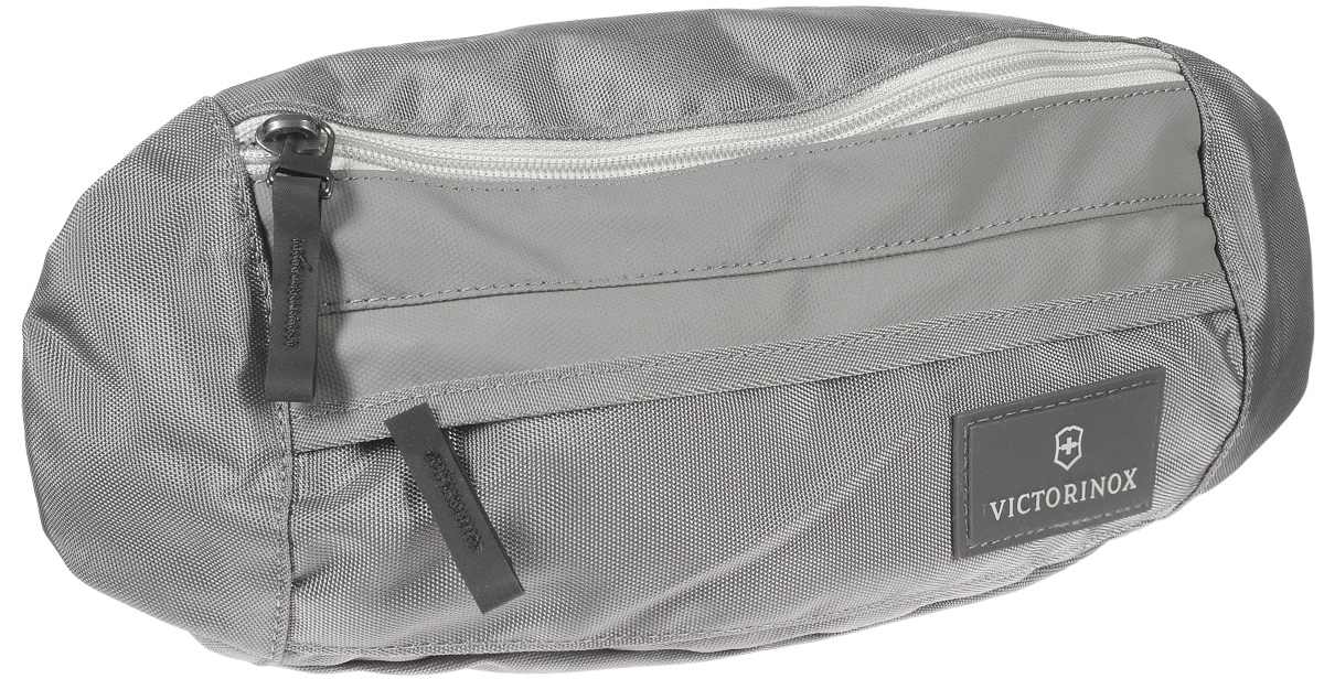 Сумка на пояс Victorinox Altmont 3.0 Orbital, цвет: серый. 32388904A-B86-05-C Сумка на пояс Victorinox Altmont 3.0 Orbital, цвет: серый. 32388904A-B86-05-CСумка на пояс Victorinox Altmont 3.0 Orbital выполнена из нейлона и оформлена силиконовой нашивкой с названием и символикой бренда. Сумка оснащена просторным основным отделением на застежке молнии, внешним накладным кармашком на молнии и мягкой задней стенкой для максимального комфорта. Изделие имеет регулируемый поясной ремень с безопасным замком на пряжке. Продукция, выпускаемая под маркой Victorinox с ее узнаваемым логотипом в виде креста на щите, по праву считается эталоном отличного качества, высокой функциональности, инновационных технологий и культового дизайна. Преданность принципам в течение последних 130 лет позволила Victorinox создавать продукты, которые являются выдающимися не только по дизайну и качеству, но которые также являются надежными спутниками в больших и маленьких жизненных приключениях. Линейка сумок, чемоданов и дорожных аксессуаров наилучшим образом воплощает в себе данные принципы, а также сочетает в себе черты лучшего классического стиля.