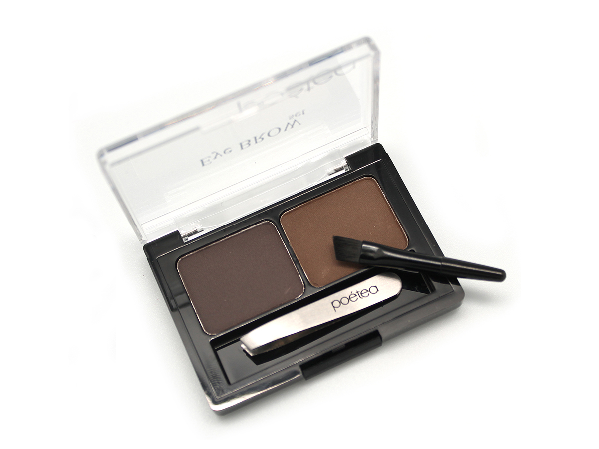 POETEQ набор для бровей Eyebrow Sat, тон 92, 4 г5391P POETEQ набор для бровей Eyebrow Sat, тон 92, 4 г5391PНабор предназначен для создания правильной формы, корректировки цвета и густоты бровей, а также для создания деликатного или дымчатого контура глаз. • Пудрированные, пигментированные тени для бровей высокой стойкости двух оттенков. Более темный оттенок применяется для прорисовки контура, более светлый для прокрашивания участков, незаполненных волосками. Тени обладает лёгкой шелковистой текстурой, прекрасно растушевываются и выглядят абсолютно естественно. Смягчающие и кондиционирующие добавки разглаживают непослушные волоски. Фиксация формы бровей происходит не за счет использования восков, а с помощью современных полимерных добавок, введенных в состав теней. Микроструктурные полимеры застывают при нанесении, образуя ровное, гладкое, дышащие покрытие, устойчивое к воздействию солнца, тепла и пота. Миниатюрный пинцет для экстренного удаления лишних волосков. Кисточка с заострённым, скошенным краем, позволяющая точно и аккуратно прорисовывать контур и растушевывать и цветную пудру.