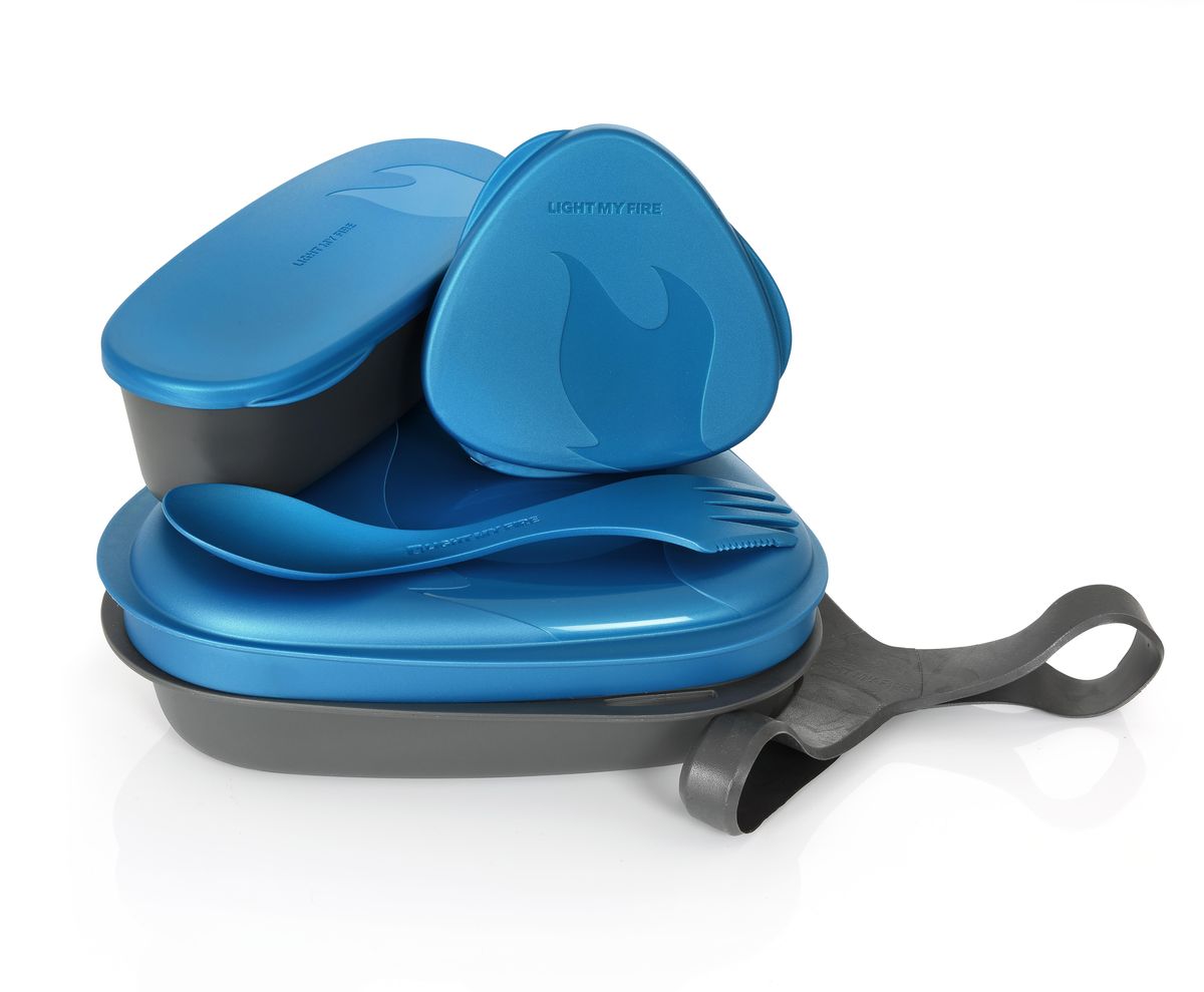 Контейнер для еды с набором посуды Light My Fire LunchKit, цвет: голубой, 5 предметов41375310 Контейнер для еды с набором посуды Light My Fire LunchKit, цвет: голубой, 5 предметов41375310Набор включает в себя: 2 тарелки,ловилка Spork O, герметичную коробочку с мерной шкалой SnapBox original, герметичную коробочку c мерной шкалой SnapBox oval, удерживающий резиновый ремешок.Набор можно мыть в посудомоечной машине, использовать для разогрева пищи.