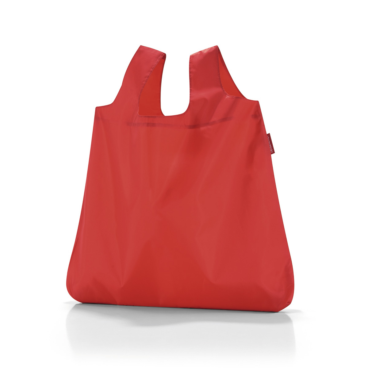 Сумка складная женская Reisenthel Mini maxi shopper red, цвет: красный. AO3004A-B86-05-C Сумка складная женская Reisenthel Mini maxi shopper red, цвет: красный. AO3004A-B86-05-CВ европейских странах люди давно отказались от одноразовых пластиковых пакетов ради сохранения окружающей среды. Так что абсолютно все ходят за продуктами с авоськами, одна другой симпатичнее. Последуем их примеру, тем более, что такая сумка может складываться в компактный чехольчик, который поместится куда угодно. Она вседа с вами.Объем - 15 литров. Удобные широкие ручки. Размер в сложенном состоянии - 10,5 х 5 х 2 см.