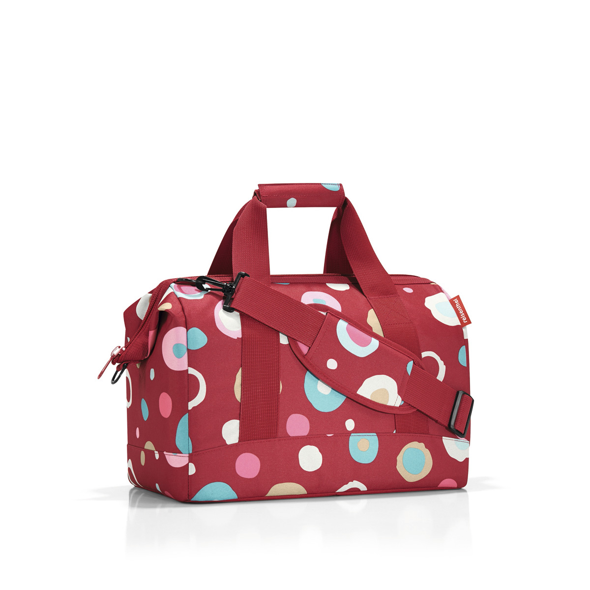 Сумка женская Reisenthel Allrounder M funky dots 2, цвет: красный. MS3048S76245 Сумка женская Reisenthel Allrounder M funky dots 2, цвет: красный. MS3048S76245Сумка хоть куда - и в путешествие, и в спортзал. Вместит все, от носков до пиджака. Приятные объемные стенки и дно создают силуэт, напоминающий старинные врачебные сумки. Застегивается на молнию, плюс внутрь встроены металлические скобы, фиксирующие ее в открытом состоянии. Внутри 6 кармашков для организации вещей. Две удобные ручки и ремень регулируемой длины позволяют носить сумку так, как вам удобно. Объем - 18 литров.