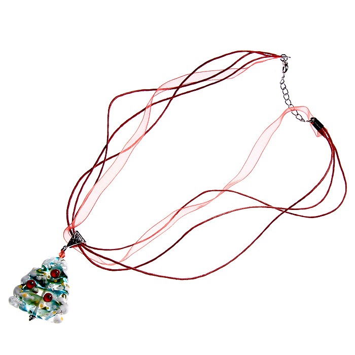 Кулон Новогодняя елочка (Lampwork) Ручная авторская работаКоктейльное кольцо Кулон Новогодняя елочка (Lampwork) Ручная авторская работаКоктейльное кольцоОбщая высота 5,5 см. Ширина 3,5 см. Авторская работа. Автор Ольга Букина.Оригинальный кулон, выполненный из стекла, позволит Вам с легкостью воплотить самую смелую фантазию и создать собственный, неповторимый образ. Красивое и необычное украшение блестяще подчеркнет изящество, женственность и красоту своей обладательницы и поможет внести разнообразие в привычный образ.Пушистый сугроб, снег падающий с ветвей, новогодний лес всего в нескольких шагах от деревянного крыльца и стеклянной двери дома. Там, за толстым стеклом - тепло, ласковый плед и милые глаза. А в ласковом финском снегу - наряженная елочка, поблескивающие огоньки и заиневевшие шары. Сон хрустальной новогодней ночи, и ощущение сказки, которое вдруг вернулось. Каждое украшение выполнено вручную и потому уникально. Ваше украшение может несколько отличаться в деталях от представленного на фотографии. Общий вид украшения сохраняется.