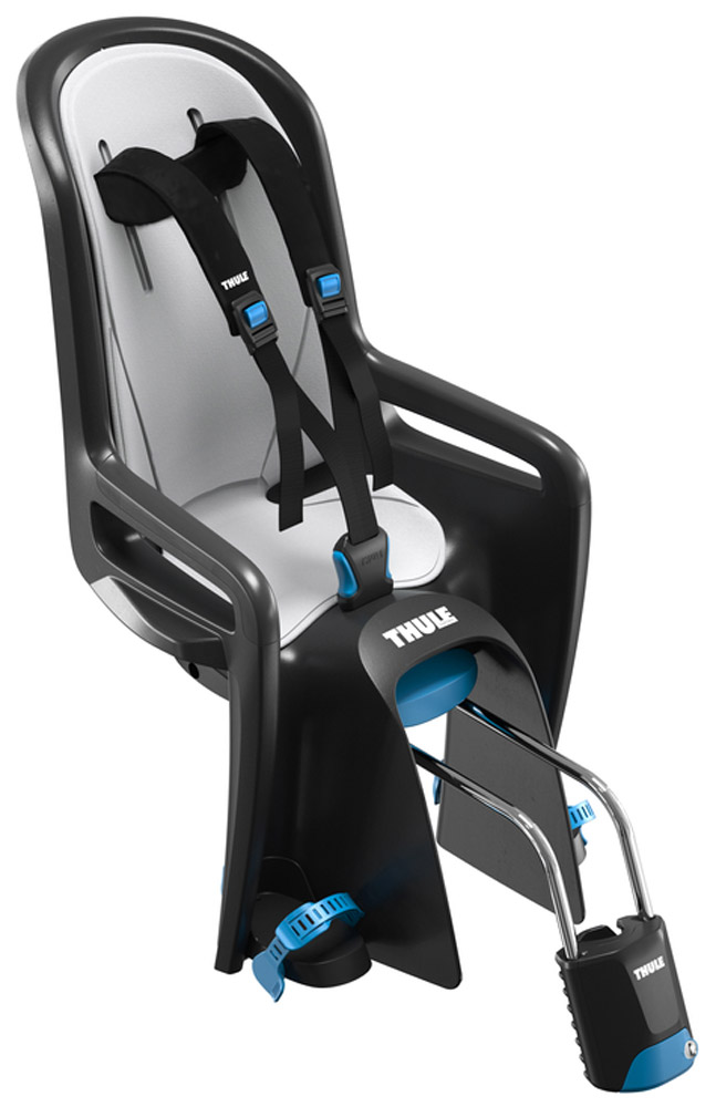 Кресло велосипедное детское Thule Ride Along, цвет: серый, черныйMW-1462-01-SR серебристый Кресло велосипедное детское Thule Ride Along, цвет: серый, черныйMW-1462-01-SR серебристыйThule RideAlong - классическая модель безопасного и легкого в использовании детского велосипедного сиденья для крепления сзади подарит вам новые впечатления от ежедневных прогулок и семейных поездок на велосипеде. Мягкие ремни безопасности с надежным регулируемым креплением обеспечивают максимальный комфорт ребенка.Система крепления DualBeam смягчает удары от неровностей дороги, обеспечивая комфорт ребенка во время поездки.Отклонение до 20° одной рукой, 5 различных позиций.Регулируемые одной рукой ремни и подставки для ног обеспечивают комфорт ребенку; рассчитаны на детей разного возраста.Универсальная быстросъемная опора позволяет устанавливать и снимать сидение с велосипеда за считанные секунды. Кроме того, она совместима с большинством велосипедных рам (с круглыми рамами диаметром 27,2–40 мм и овальным рамами до 40 x 55 мм).Ремень с большими кнопками, оснащенный защитой от детей, обеспечит безопасность вашего ребенка.Съемная водонепроницаемая прокладка подходит для машинной стирки; прокладка двусторонняя, две стороны оформлены разным цветом.Встроенный рефлектор и точка крепления со световым индикаторов обеспечивают дополнительную видимость.Запирается при помощи системы Thule One-Key System, использующей один ключ (фиксатор (замок) включен в комплект поставки).Разработано и протестировано для детей от 9 месяцев* до 6 лет, весом до 22 кг. (*Обратитесь к педиатру, если ребенку менее 1 года).Соответствует международным стандартам безопасности.