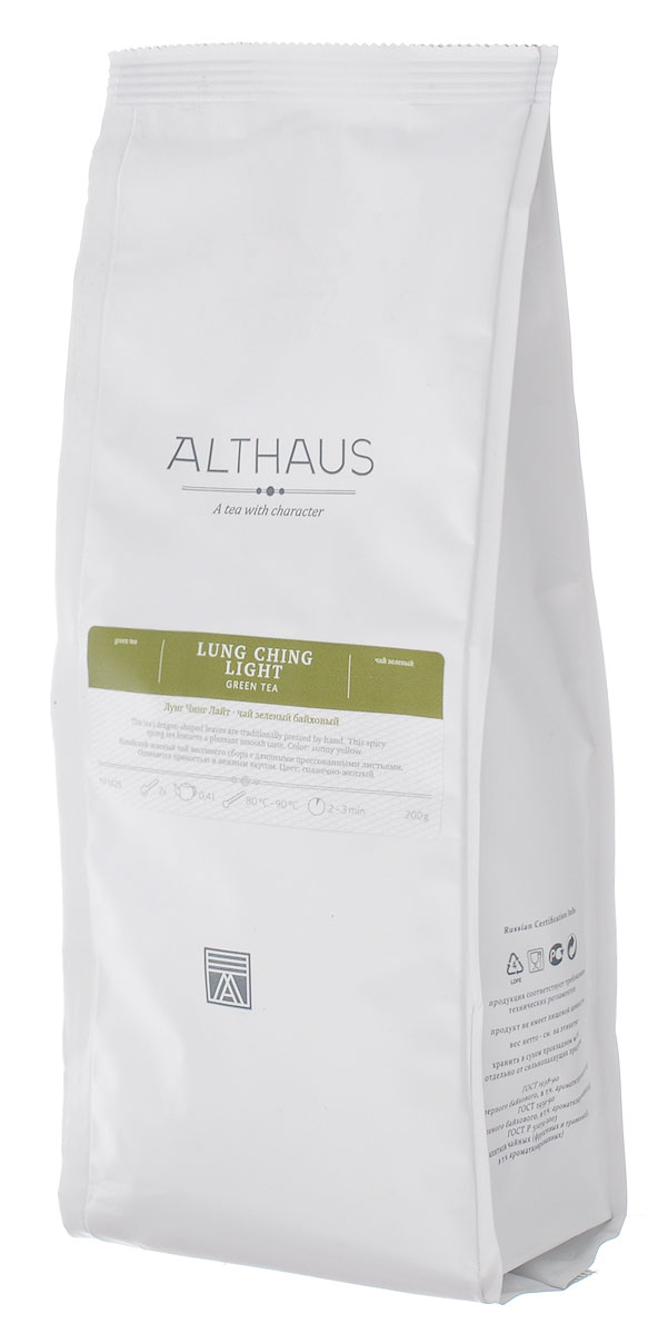 Althaus Lung Ching Light зеленый листовой чай, 200 г8938506647479 Althaus Lung Ching Light зеленый листовой чай, 200 г8938506647479Althaus Lung Ching Light — один из самых знаменитых сортов зеленого чая, входящий в десятку лучших китайских чаев. Родиной прославленного чая является город Ханчжоу, простирающийся на берегах живописного озера Сиху. Название Лунг Чинг, или Колодец дракона, чай получил не случайно. Ведь в этих краях есть источник, в котором, согласно поверью, живет божественный дракон. В древности этот чай высоко ценился при императорском дворе и в зажиточных семьях.Высококачественный Лунг Чинг легко узнать по характерному внешнему виду. Его темно-нефритовые чаинки имеют плоскую форму, так как традиционно прессуются вручную. Необычный букет обусловлен уникальными природными условиями в районе произрастания чайных деревьев, частыми туманами, а также свойствами самих листочков, которые сохраняют в себе максимум полезных веществ.Lung Ching Light — это нежно-терпкий ароматный весенний чай с приятным мягким вкусом. Он дает светлый настой с легким зеленым ароматом и великолепным сладковатым послевкусием.Оптимальная температура заваривания: 80°С.Температура воды: 80-90 °СВремя заваривания: 2-3 минЦвет в чашке: солнечный желтый