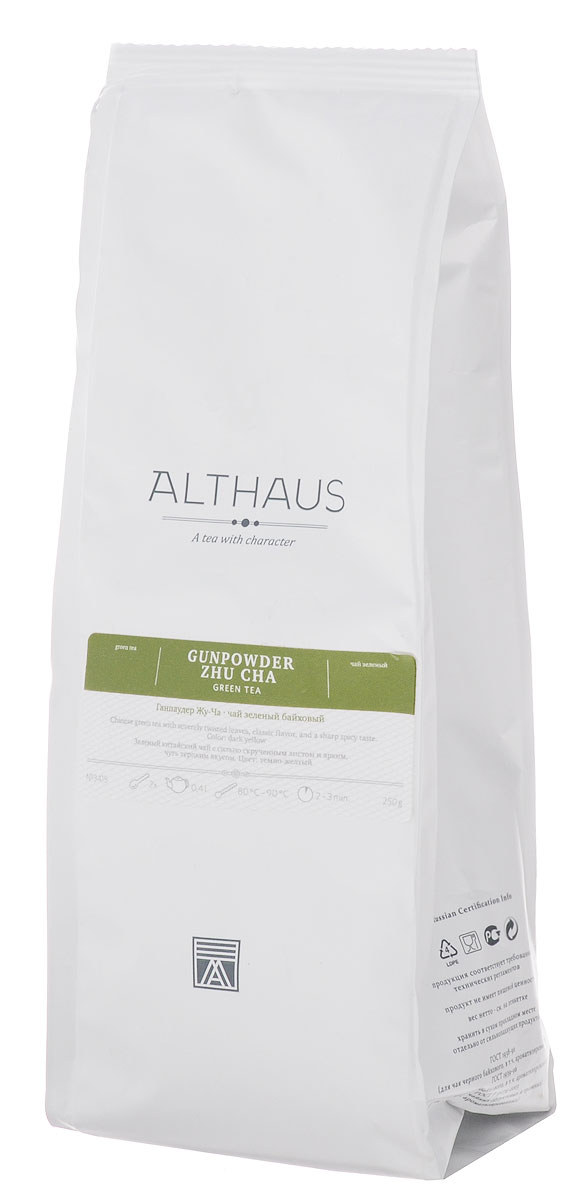 Althaus Gunpowder Zhu-Cha зеленый листовой чай, 250 г101246 Althaus Gunpowder Zhu-Cha зеленый листовой чай, 250 г101246Althaus Ганпаудер Жу Ча — популярный китайский зеленый чай, получивший признание во всем мире. Взрывное имя (в переводе gunpowder — ружейный порох) этому чаю в XVIII веке дали англичане, так как его сильно скрученные глянцевитые листочки внешне напоминали металлические дробинки. Ганпаудер Жу Ча обладает классическим ароматом зеленого чая и терпким травянистым вкусом с едва ощутимой горчинкой на корне языка. Он дает насыщенный медово-желтый настой с очень глубоким и интенсивным букетом. Легкие смолисто-дымные оттенки, явная кислинка и нота сухофруктов создают индивидуальность этого чая. В пустой чашке напиток оставляет приятный сливочный запах. Благодаря своей необычной внешней форме этот чай сохраняет свежесть намного дольше, чем все другие сорта зеленого чая. В Азии Ганпаудер приобрел широкую популярность как повседневный зеленый чай. Его пьют в обед и вечером, с сахаром, мятой, лимоном. Оптимальная температура заваривания Ганпаудер Жу Ча 80°С Температура воды: 80-90 °СВремя заваривания: 2-3 минЦвет в чашке: темно-желтый