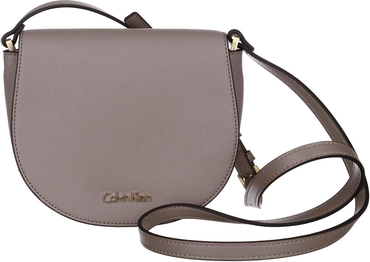 Сумка женская Calvin Klein Jeans, цвет: капучино. K60K602148_0940A16-32124_201 Сумка женская Calvin Klein Jeans, цвет: капучино. K60K602148_0940A16-32124_201Миниатюрная сумка Calvin Klein не оставит вас равнодушной благодаря своему дизайну. Она изготовлена из ПВХ и оформлена металлической пластинкой с названием бренда. Сумка оснащена удобным плечевым ремнем, длина которого регулируется с помощью пряжки. Изделие закрывается клапаном на магниты. Внутри расположено отделение, которое содержит один открытый накладной карман.Такая стильная сумка подчеркнет ваш неповторимый образи займет достойное место в вашем гардеробе.