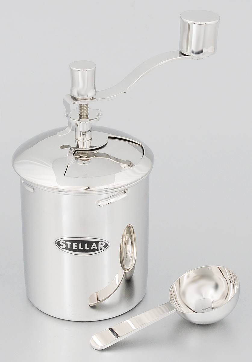 Мельница для кофе Silampos Stellar, с ложкой115510 Мельница для кофе Silampos Stellar, с ложкой115510Ручная мельница для кофе Silampos Stellar, изготовленная из нержавеющей стали, позволит вам молоть зерна кофе в любой удобный для вас момент. В комплекте прекрасная ложечка, также выполненная из нержавеющей стали.Мельница даст вам возможность насладиться первозданным ароматом кофейных зерен и станет изюминкой ежедневного ритуала приготовления идеальной чашки кофе. Прекрасный подарок для истинных ценителей кофе.Посуда Silampos производится с использованием самых последних достижений в области производства изделий из нержавеющей стали. Алюминиевый диск инкапсулируется между дном кастрюли и защитной оболочкой из нержавеющей стали под давлением 1500 тонн. Этот высокотехнологичный процесс устраняет необходимость обычной сварки, ахиллесовой пяты многих производителей товаров из нержавеющей стали. Вместо того, чтобы сваривать две металлические детали вместе, этот процесс соединяет алюминий и нержавеющей стали в единое целое. Метод полной инкапсуляции позволяет с абсолютной надежностью покрыть алюминиевый диск нержавеющей сталью. Это делает невозможным контакт алюминиевого диска с открытым огнем и активной средой некоторых моющий средств. Посуда Silampos является лауреатом многочисленных Португальских и Европейских конкурсов, и по праву сохраняет лидирующие позиции на рынке кухонной посуды в Европе и мире. Посуда изготовлена из нержавеющей стали с добавлением 18% хрома и 10% никеля. Посуду можно мыть в посудомоечной машине, использовать на всех видах плит (газовые, электрических, керамических и индукционных). Оснащена специальным алюминиевым диском - Impact Disk, разработанным с применением передовой технологии соединения диска с дном кастрюли и защитной оболочкой из нержавеющей стали под высоким давлением. Выдерживают температуру до 600°С. Использование алюминиевого жарораспределяющего диска позволяет значительно сократить время приготовления пищи. Диаметр (по верхнему краю): 8 см. Высота: 18 см. Размер ложки: 10 см х 4,5 см х 2,5 см.