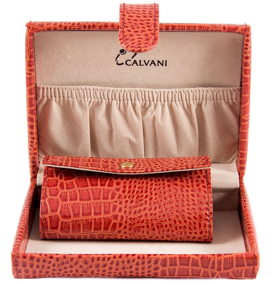 Шкатулка для ювелирных украшений Calvani, цвет: коралловый, 16 х 6 х 12 см. 83420FS-80299 Шкатулка для ювелирных украшений Calvani, цвет: коралловый, 16 х 6 х 12 см. 83420FS-80299Великолепная шкатулка Calvani выполнена из искусственной кожи, предназначена для ювелирных украшений. Она не оставит равнодушной ни одну любительницу изысканных вещей.Шкатулка имеет одно большое отделение с небольшим кармашком. Шкатулка закрывается хлястиком на кнопку. Внутренняя поверхность шкатулки из текстиля нежного светло-бежевого цвета. В комплекте небольшой кошелек с кармашком на молнии.Размер шкатулки: 16 х 6 х 12 см. Размер кошелька: 11,5 х 7 х 2,5 см.
